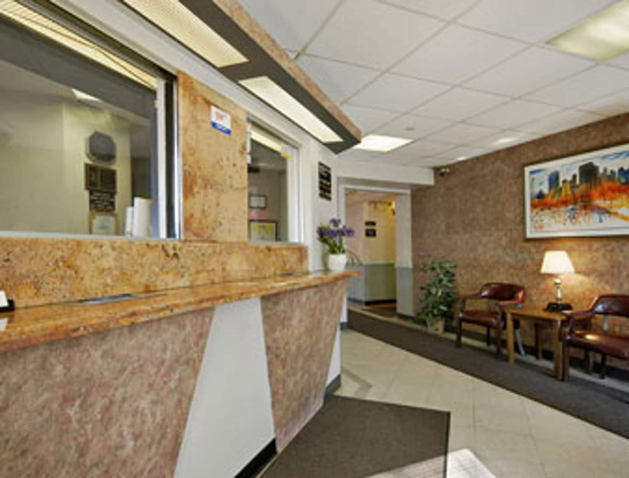 Centro de Negocios Super 8 by Wyndham Long Island City LGA Hotel