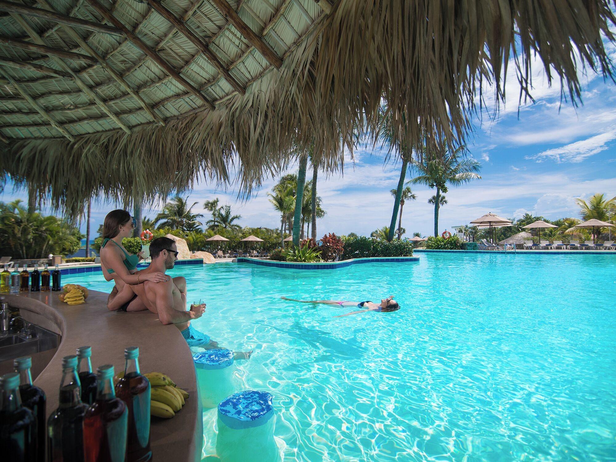 Vista Piscina The Tropical is a hotel experience set within Mediterranean-style buildings