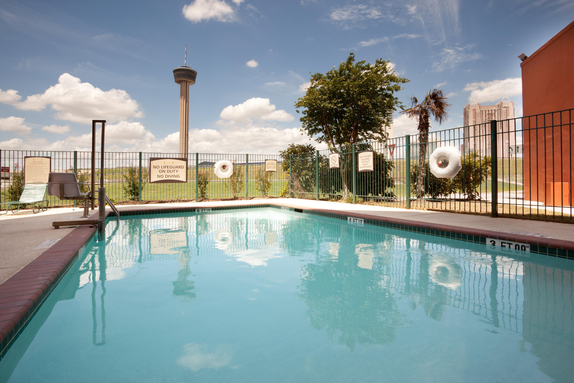 Vista Piscina Hampton Inn Carrizo Springs