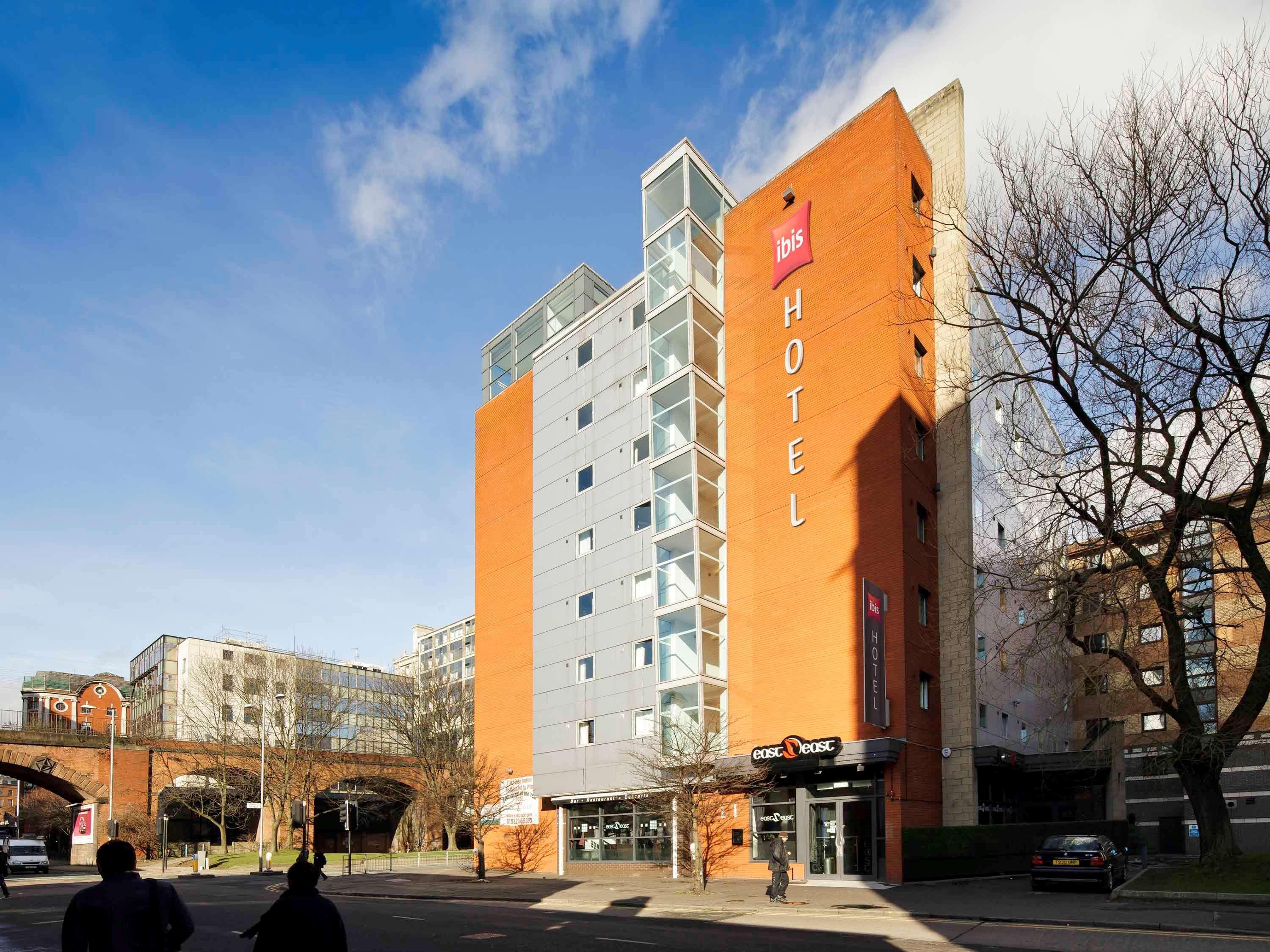 Vista Exterior ibis Manchester Centre Princess Street