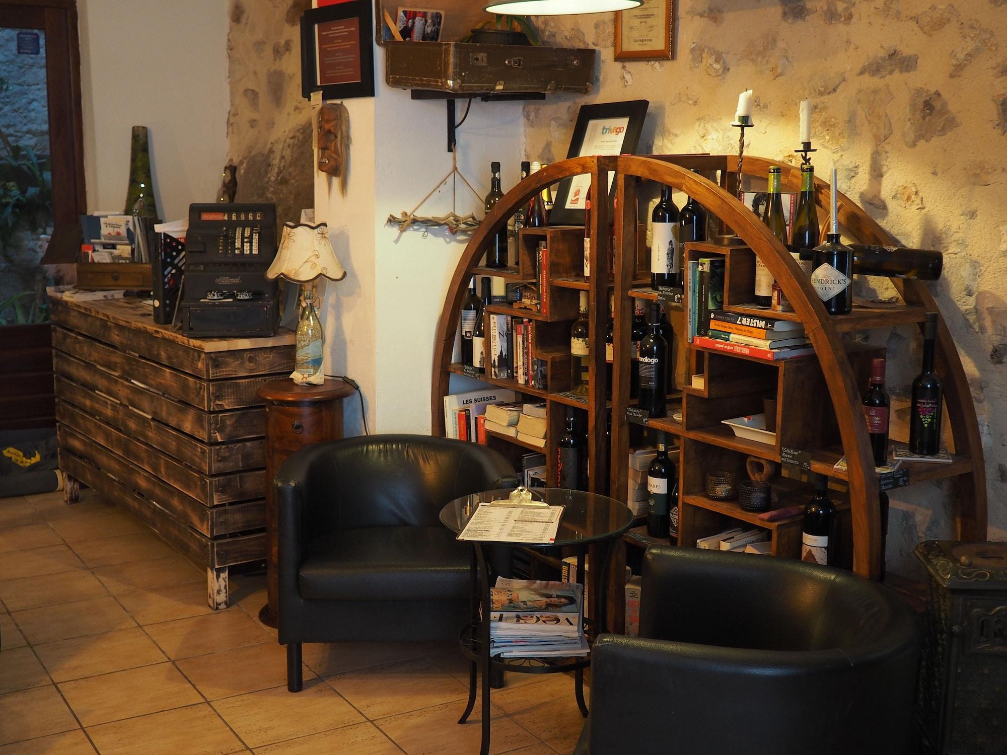 Bar/Salón Hostal Dios Esta Bien