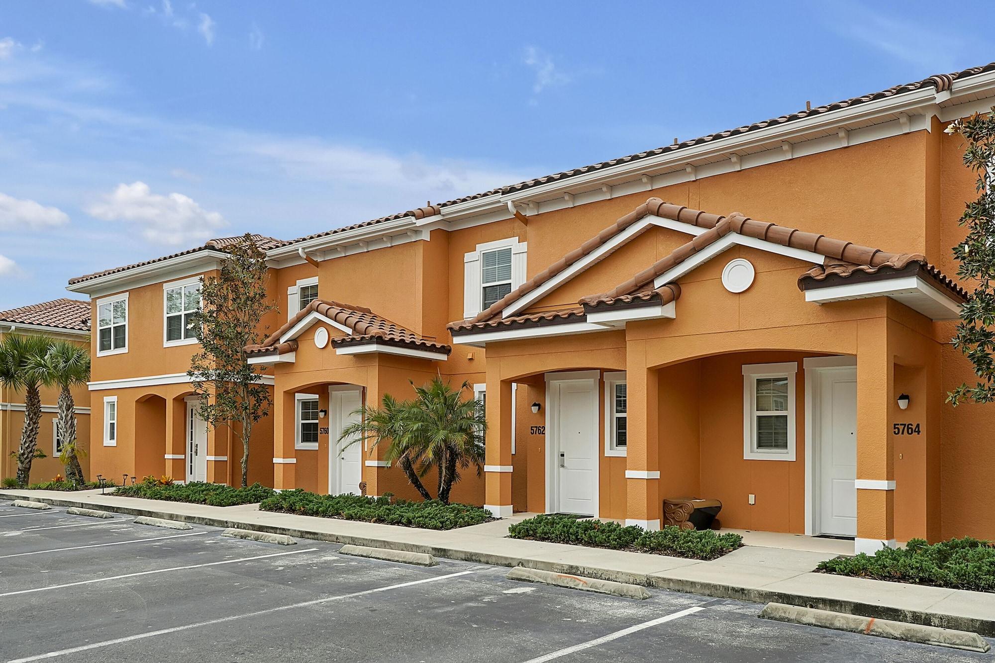 Vista Exterior Regal Oaks Resort Vacation Townhomes by IDILIQ