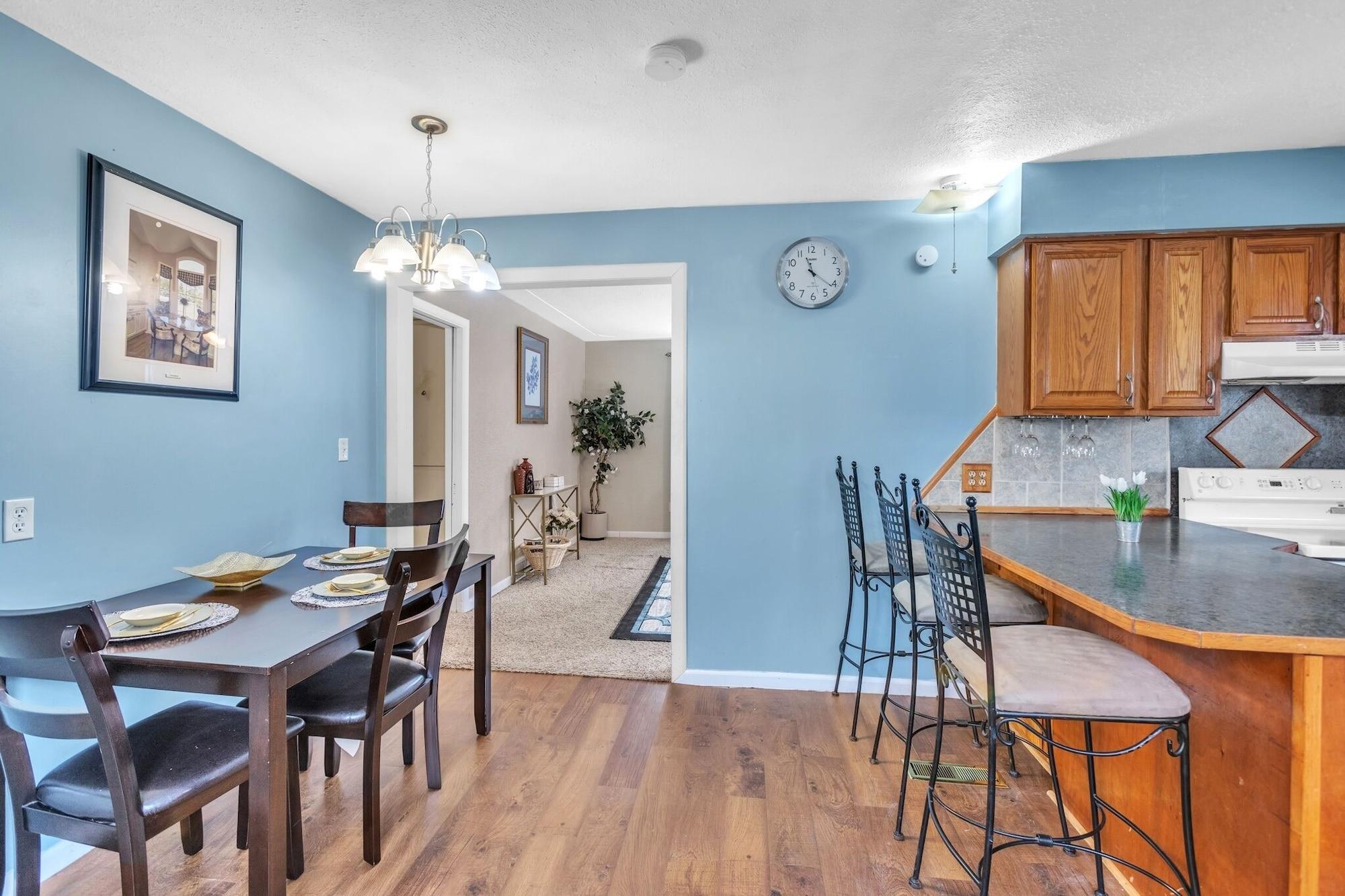 Equipamiento de Habitación Lovely PET FRIENDLY three bedroom in desirable Urbandale Location! 3 Home by RedAwning