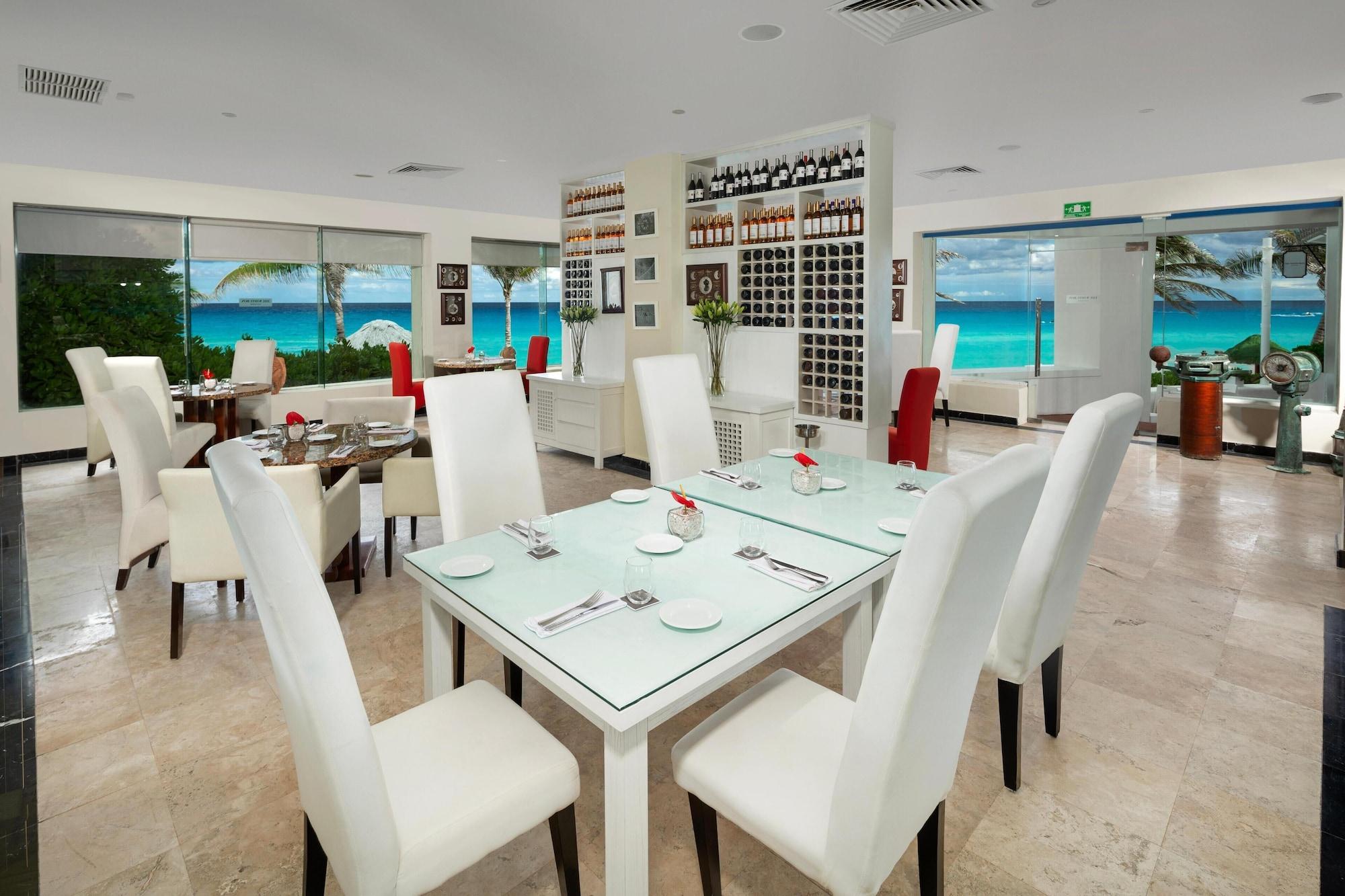 Restaurant The Pyramid Cancun by Oasis - Gourmet Premium All Inclusive