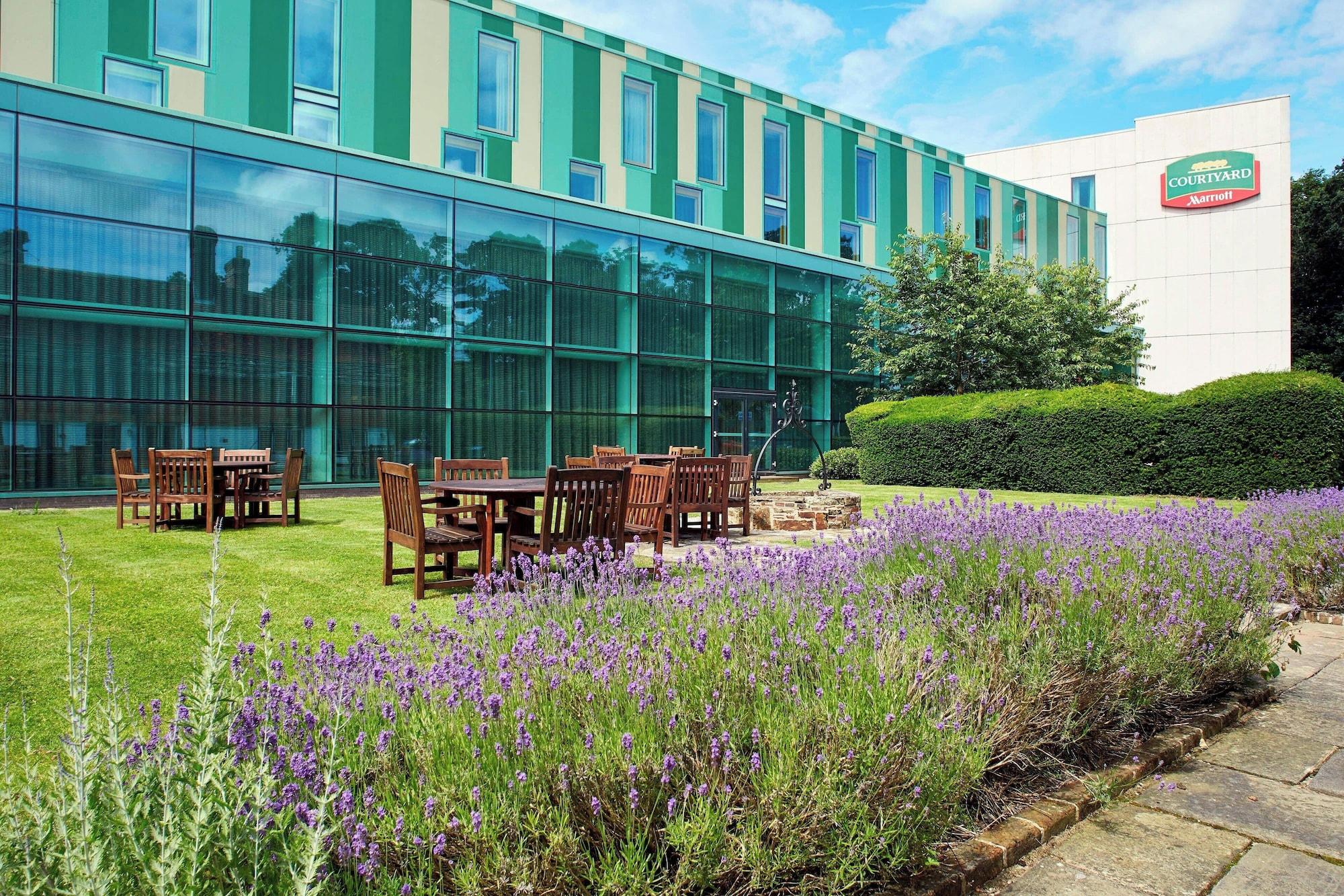 Vista Exterior Courtyard by Marriott London Gatwick Airport