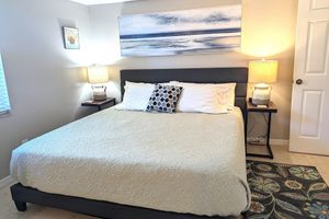 Alquiler Vacacional - Affordable ONE BR Main Floor Condo RIGHT ON THE BEACH w/ KING Bed & Heated POOL!