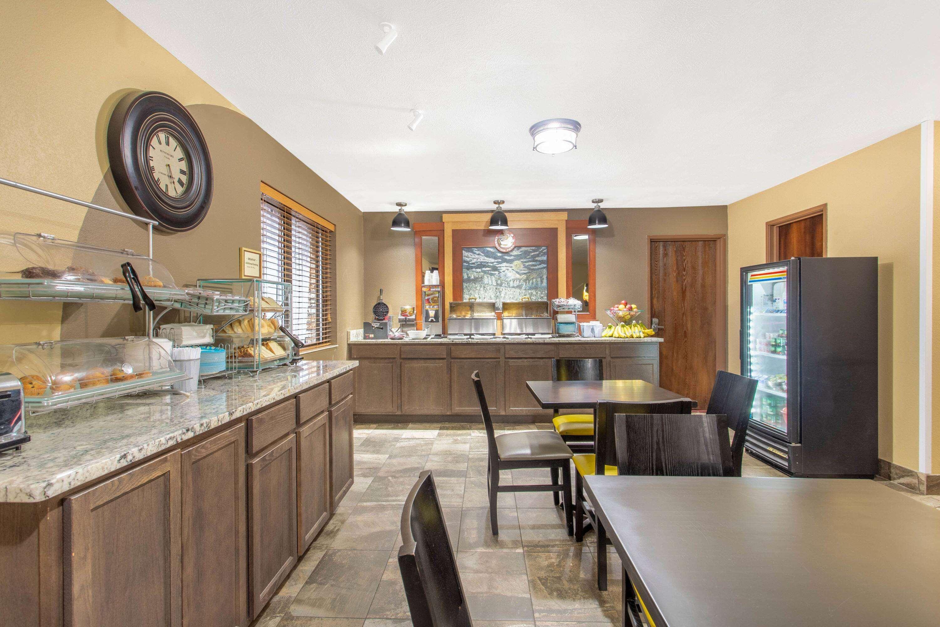 Restaurant AmericInn by Wyndham Delafield