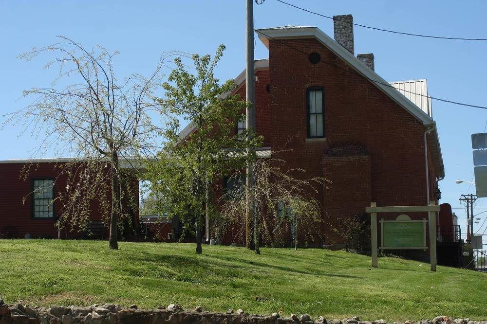 Varios Main Street Bed & Breakfast Established in 1810