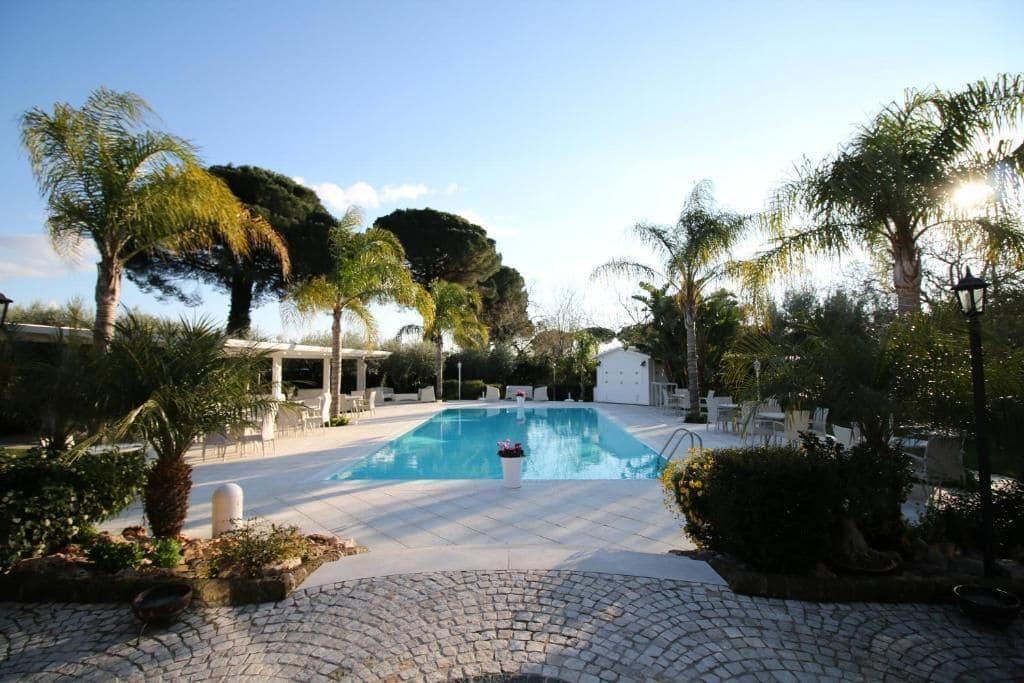 Vista da piscina GaiaChiara Resort