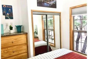 Alquiler Vacacional - Coyote cabin in 2 acre boutique tiny home resort with pool!