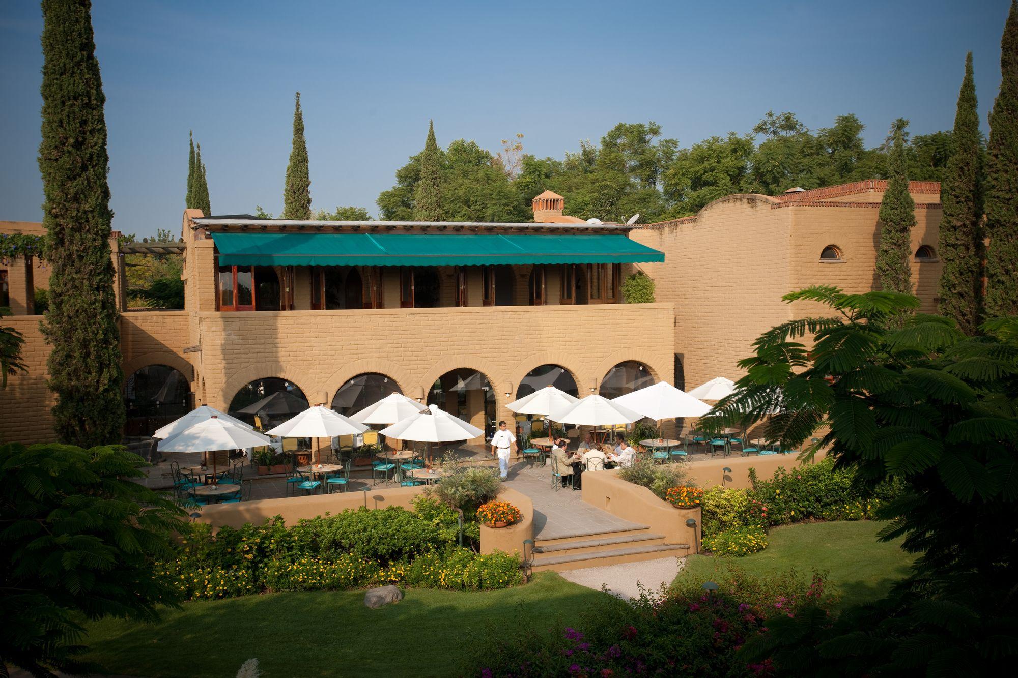 Vista da fachada Misión del Sol Resort & Spa