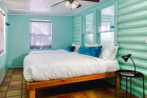 Renta temporal - Charming Cabin Nestled under Century Old Oak Tree on the Frio River-Terrace #2