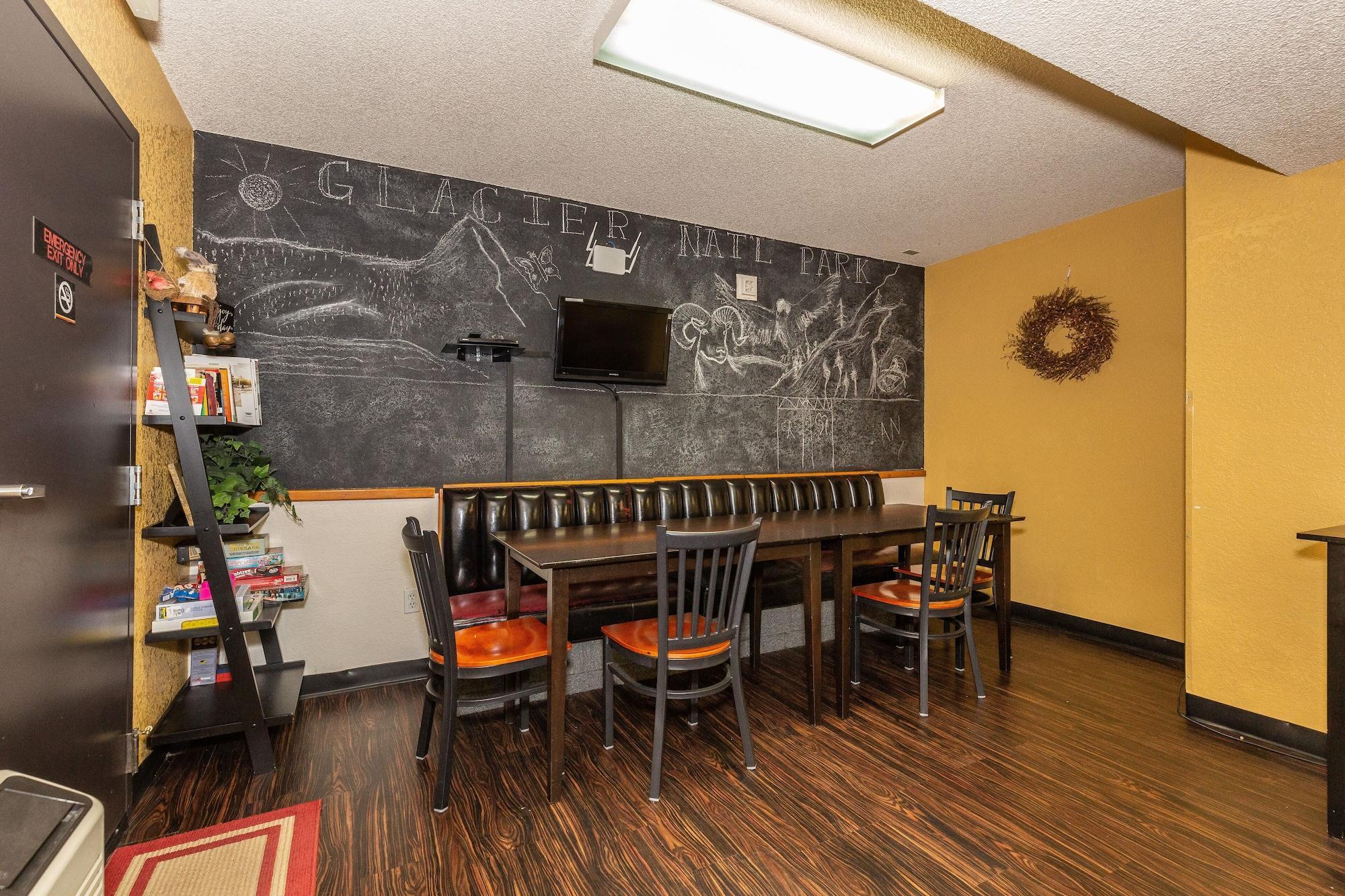 Bar/Salón Travel Inn - Glacier National Park