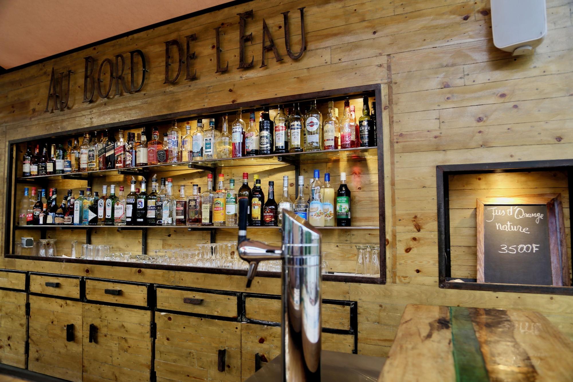 Bar/Salón Au Bord De L'Eau