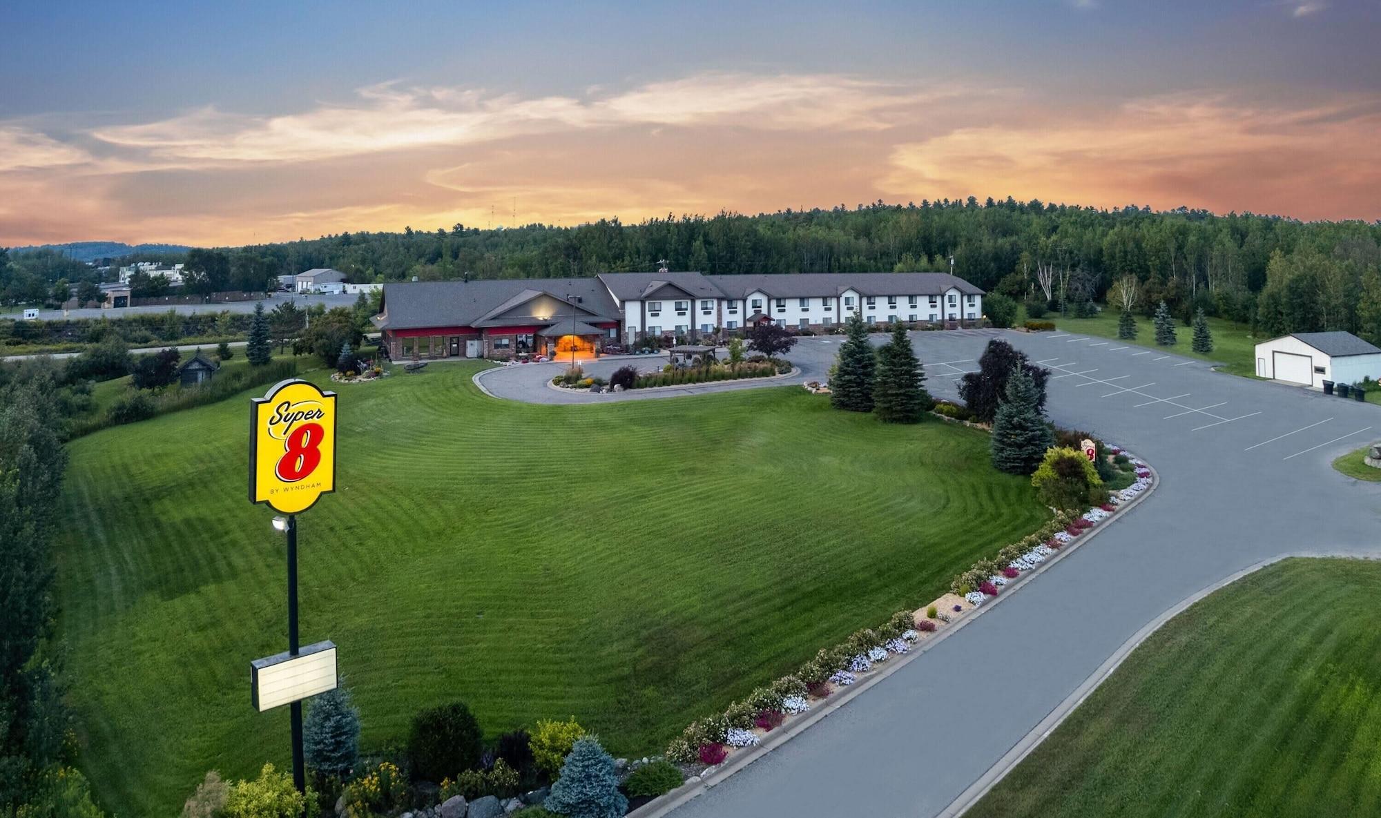 Vista Exterior Super 8 by Wyndham Eveleth