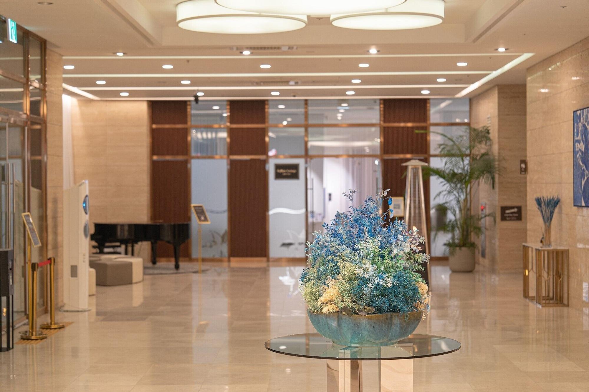 Vista Lobby Ramada by Wyndham Yongin