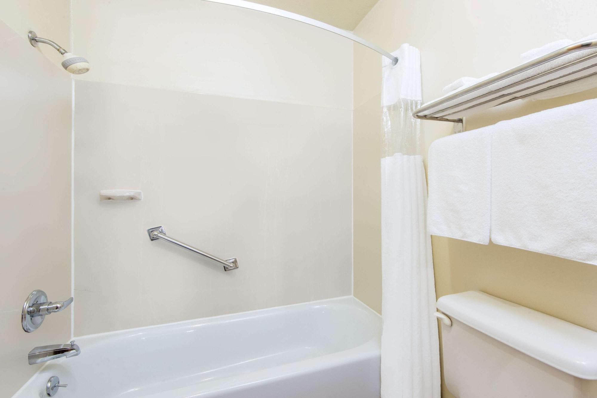 Equipamiento de Habitación Days Inn & Suites by Wyndham Wichita