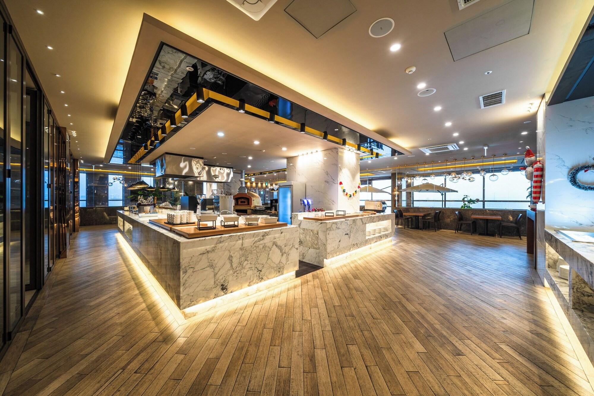 Restaurant sky & sea hotel