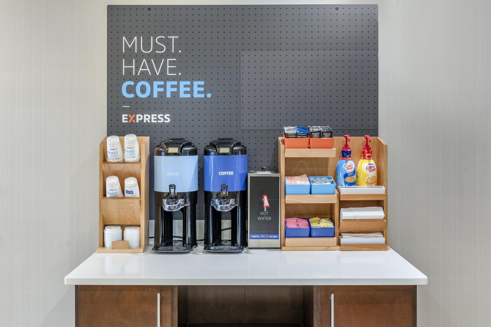 Bar/Salón Holiday Inn Express Hotel & Suites Cincinnati-Blue Ash by IHG