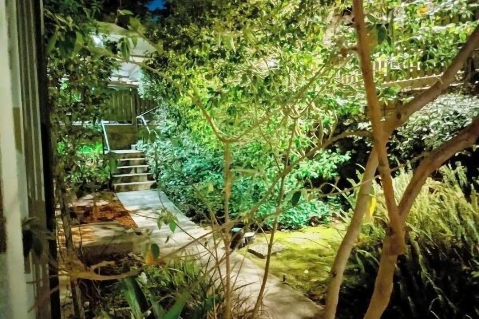 Comodidades del Alojamiento By The Bay! Treehouse Feel 2br In Sausalito 2 Bedroom Condo by RedAwning
