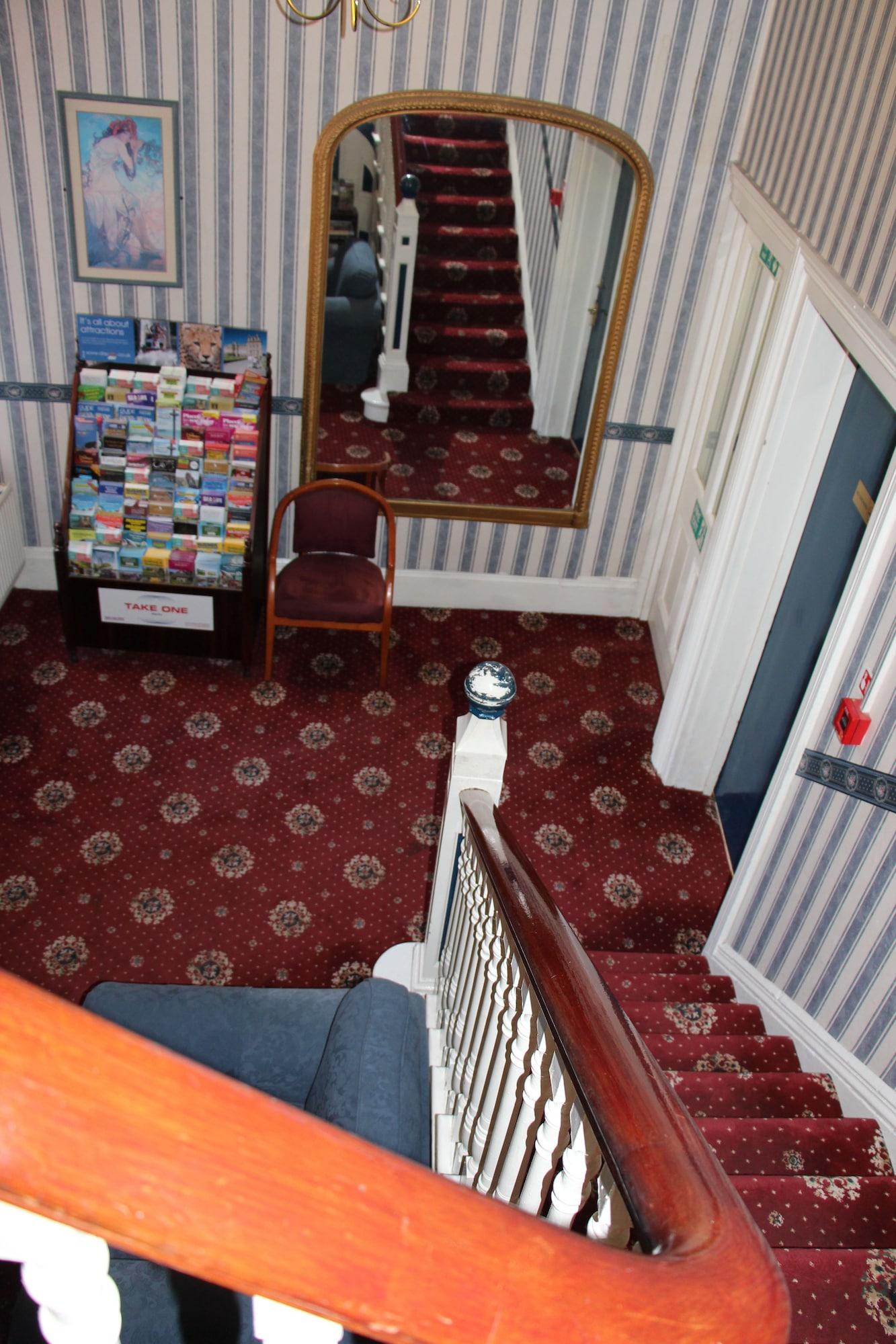 Vista Lobby Russell Hotel