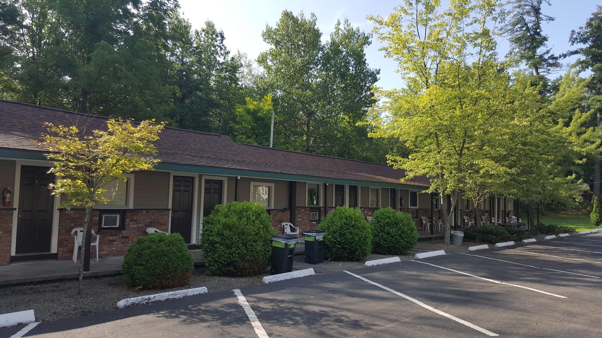 Vista Exterior Adirondack Oasis Motel