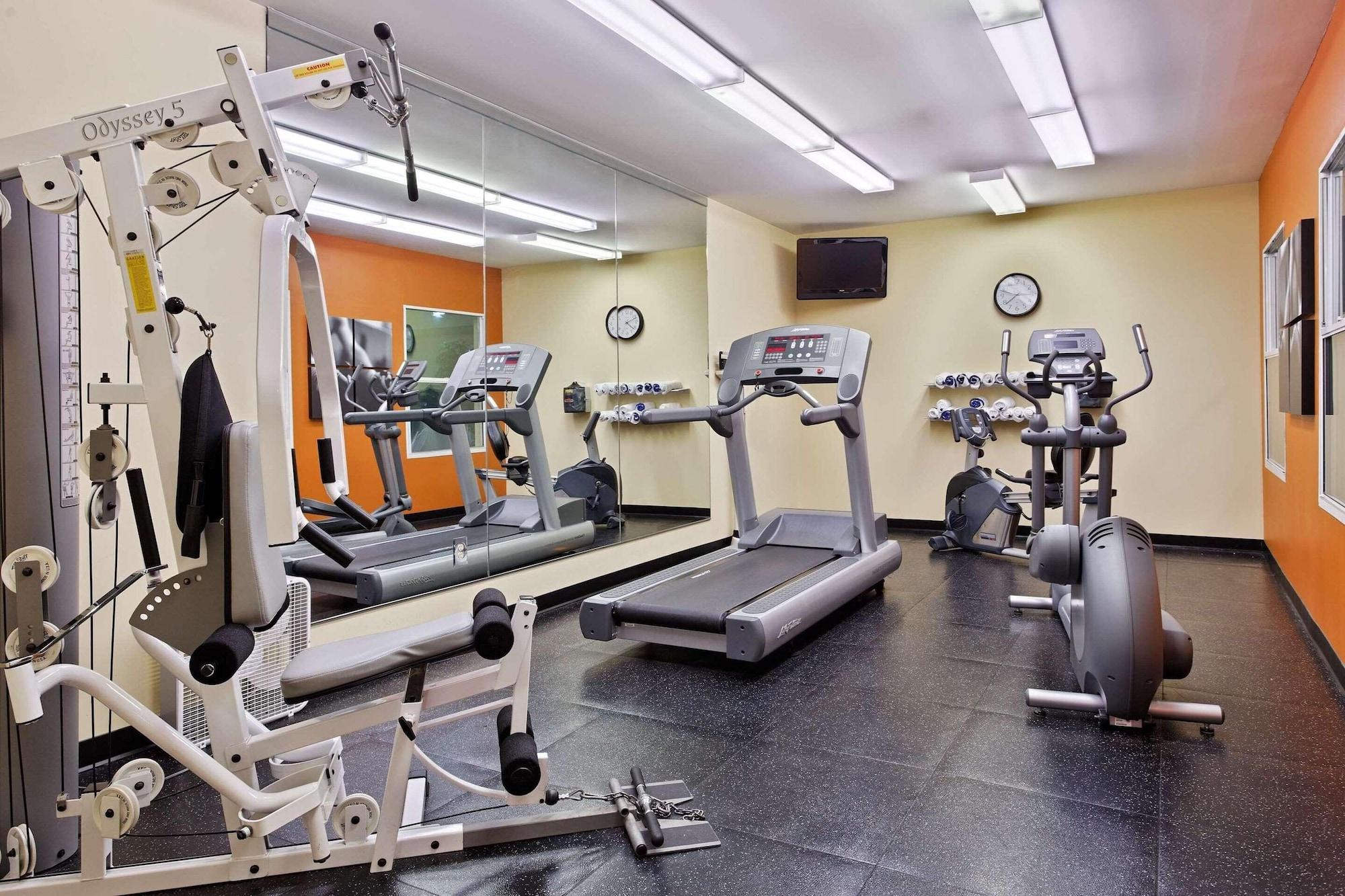 Gimnasio Country Inn & Suites by Radisson, Moline Airport, IL