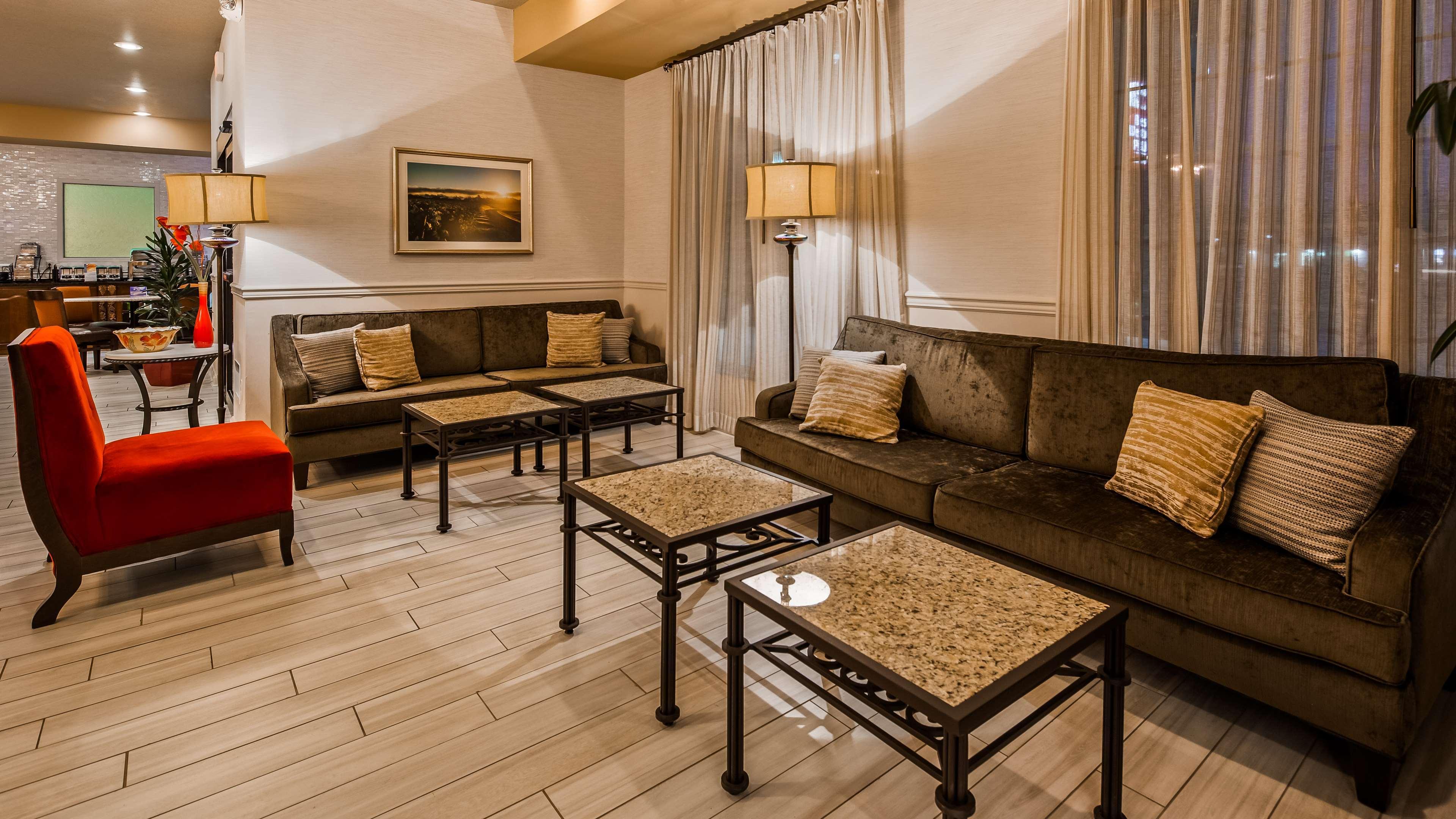 Vista Lobby Best Western Plus Vineyard Inn & Suites