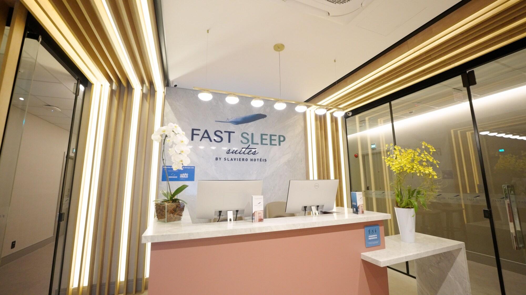 Vista Lobby Fast Sleep Suites by Slaviero Hotéis dentro do Aeroporto Guarulhos Terminal 2, desembarque Oeste