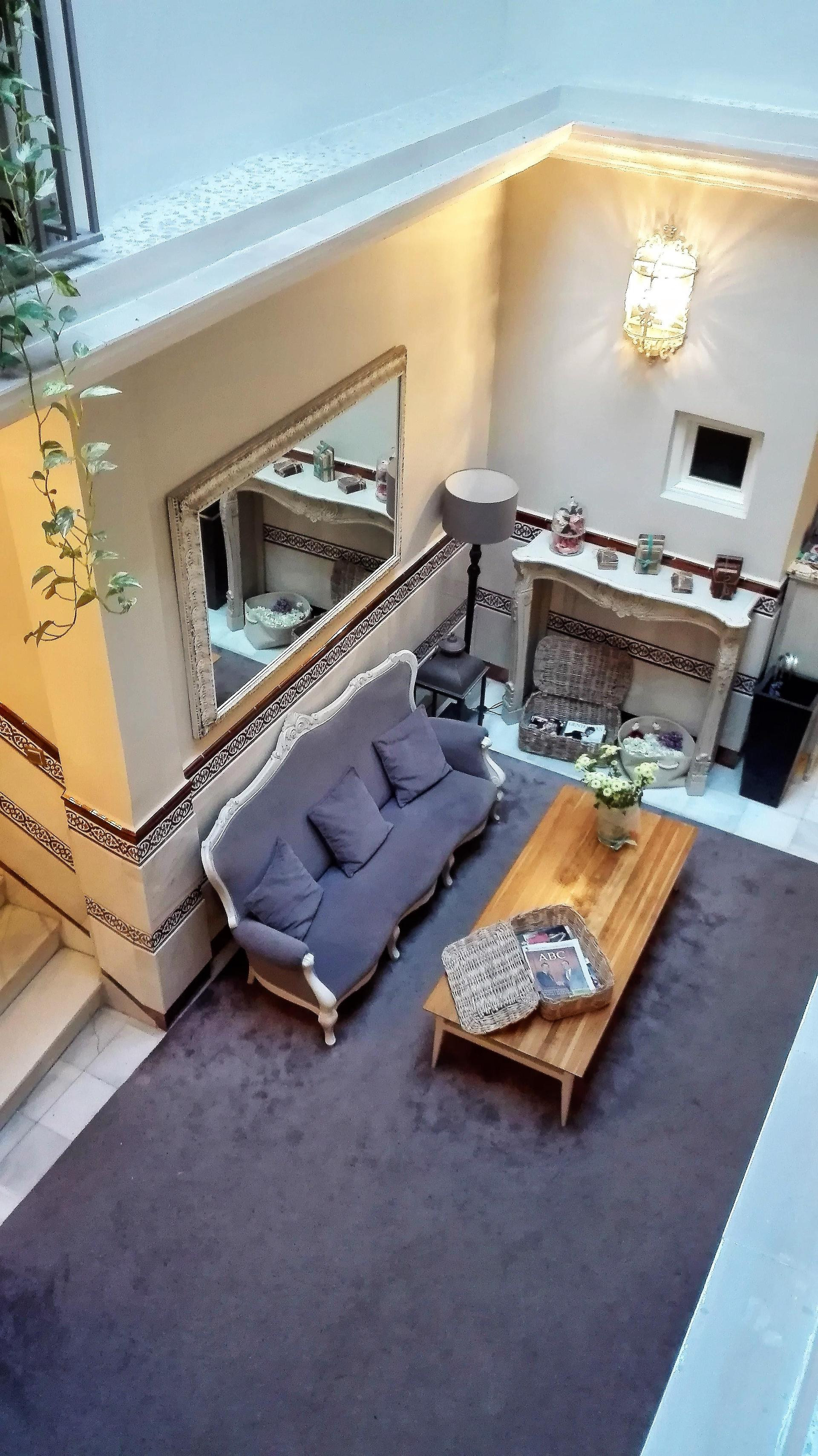 Vista Lobby Le Petit Paris