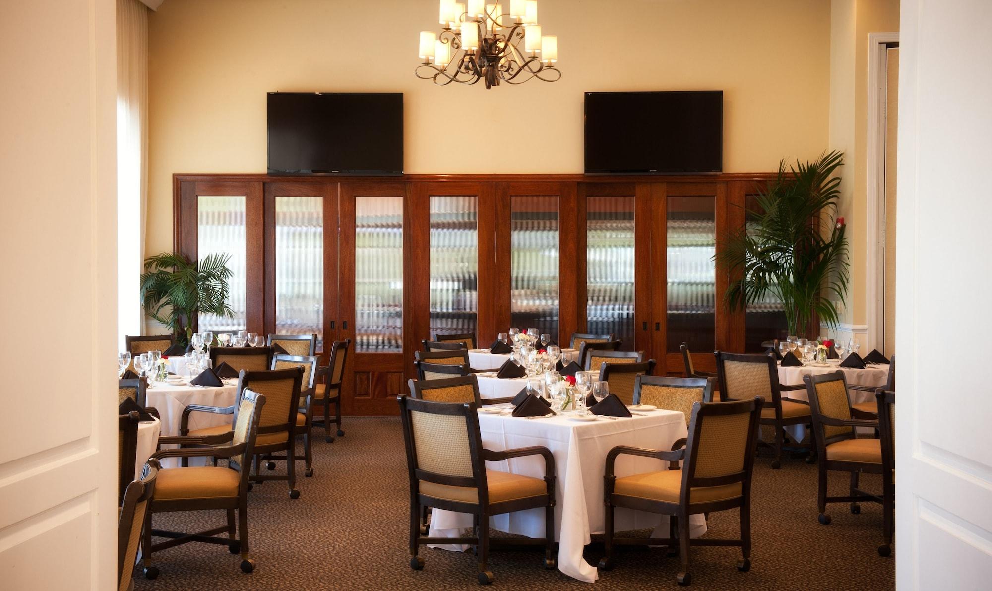 Restaurant Emerald Greens Hotel Condo Resort