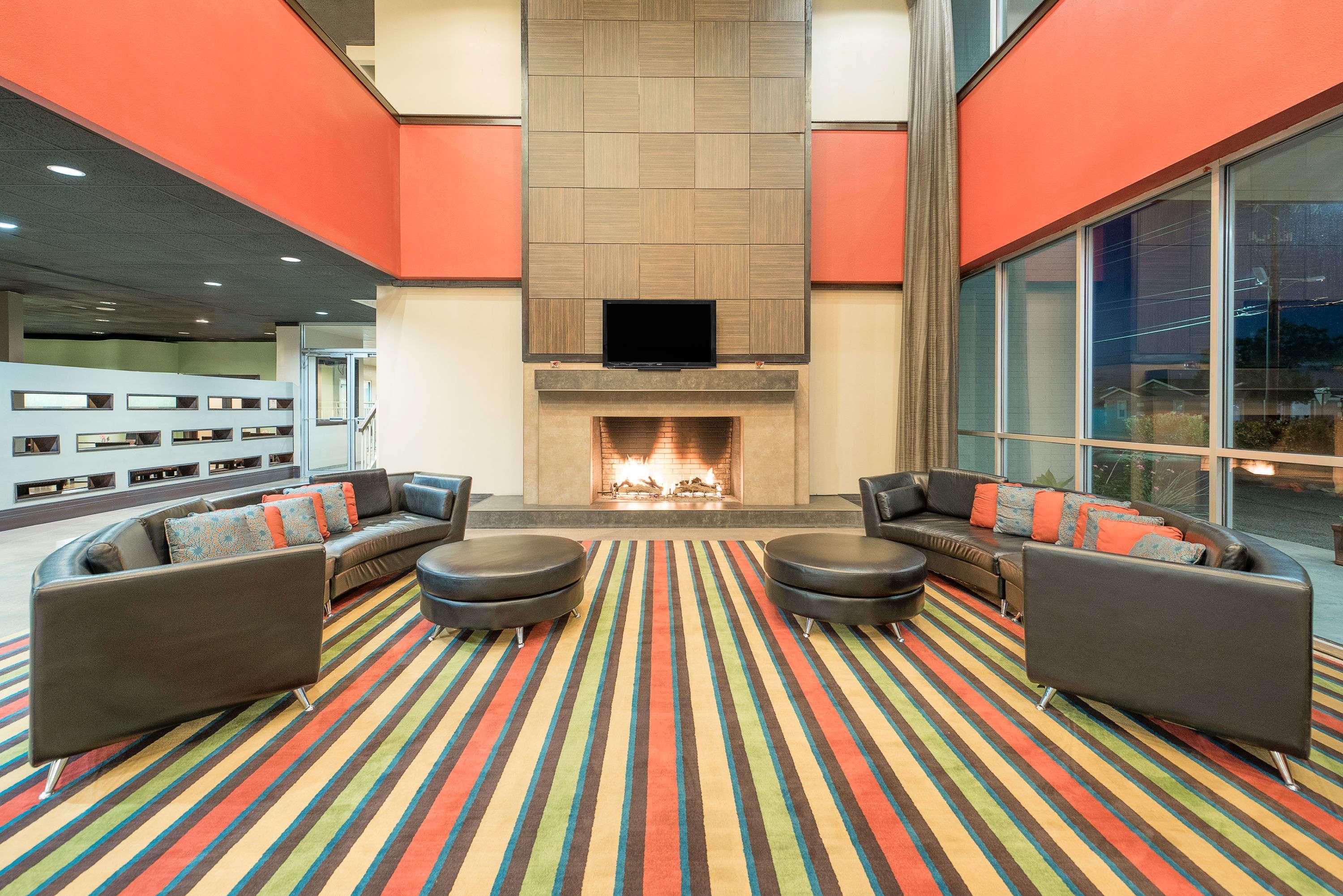 Vista Lobby Wyndham Garden Midland