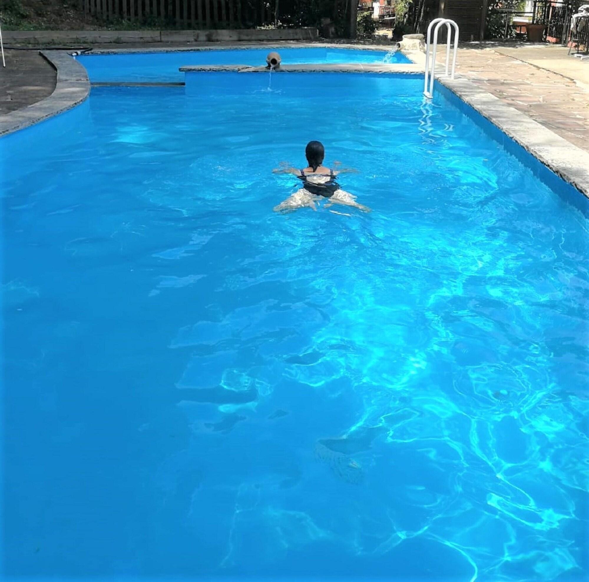 Vista Piscina Hostal Montsoliu