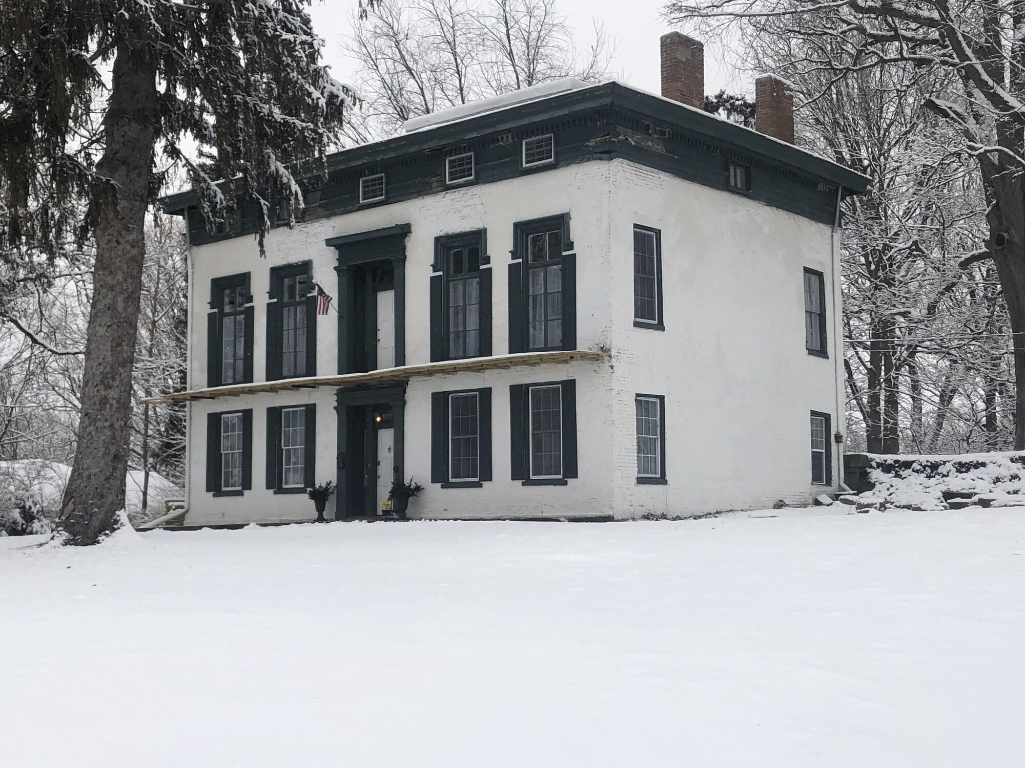 Vista Exterior Historic McDonald Airbnb