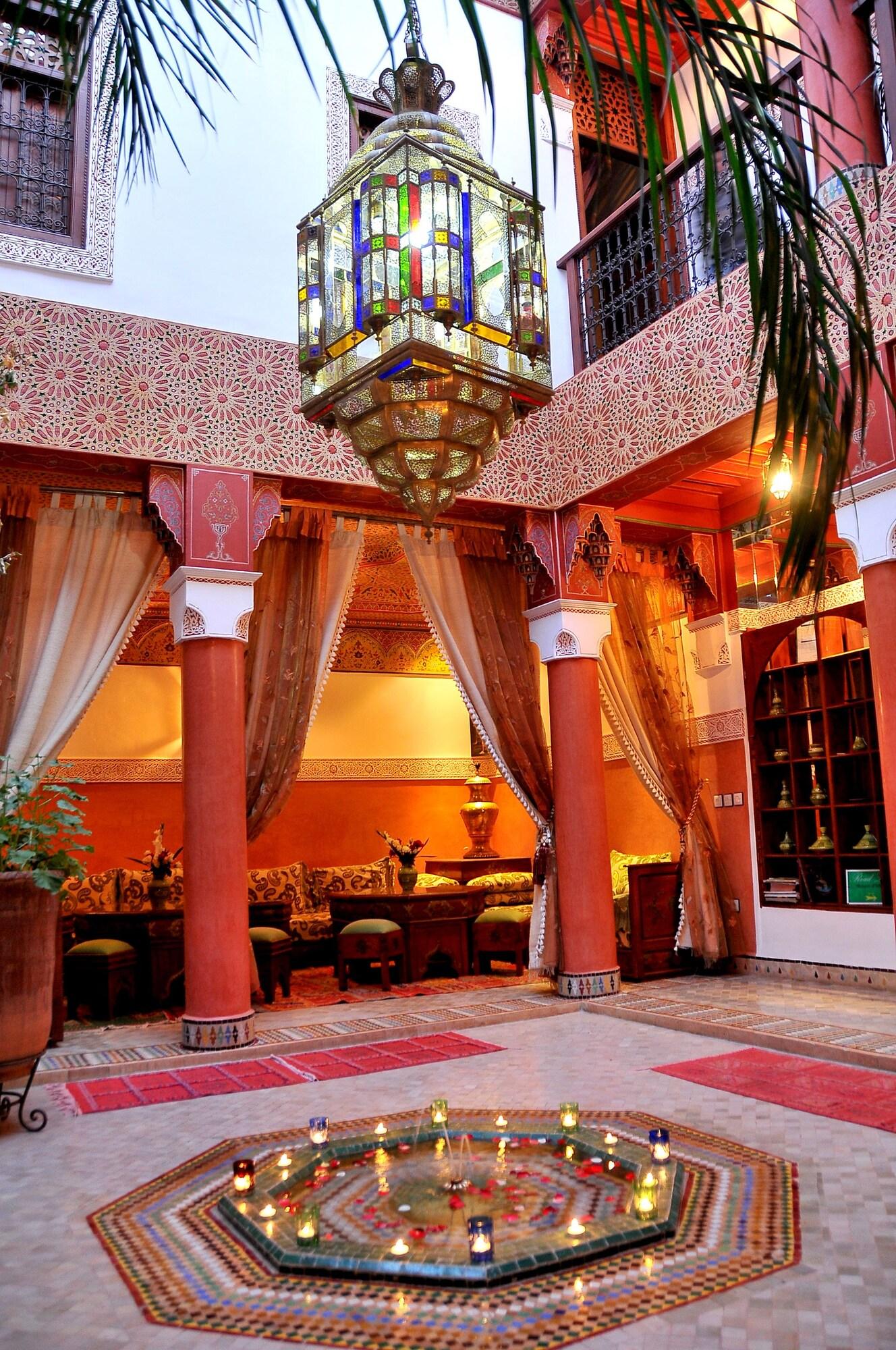 Varios Riad Lila