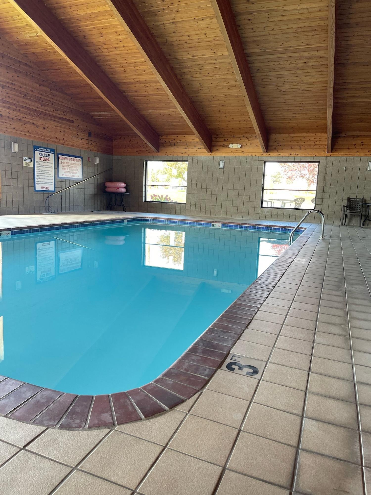 Vista Piscina AmericInn by Wyndham Ladysmith