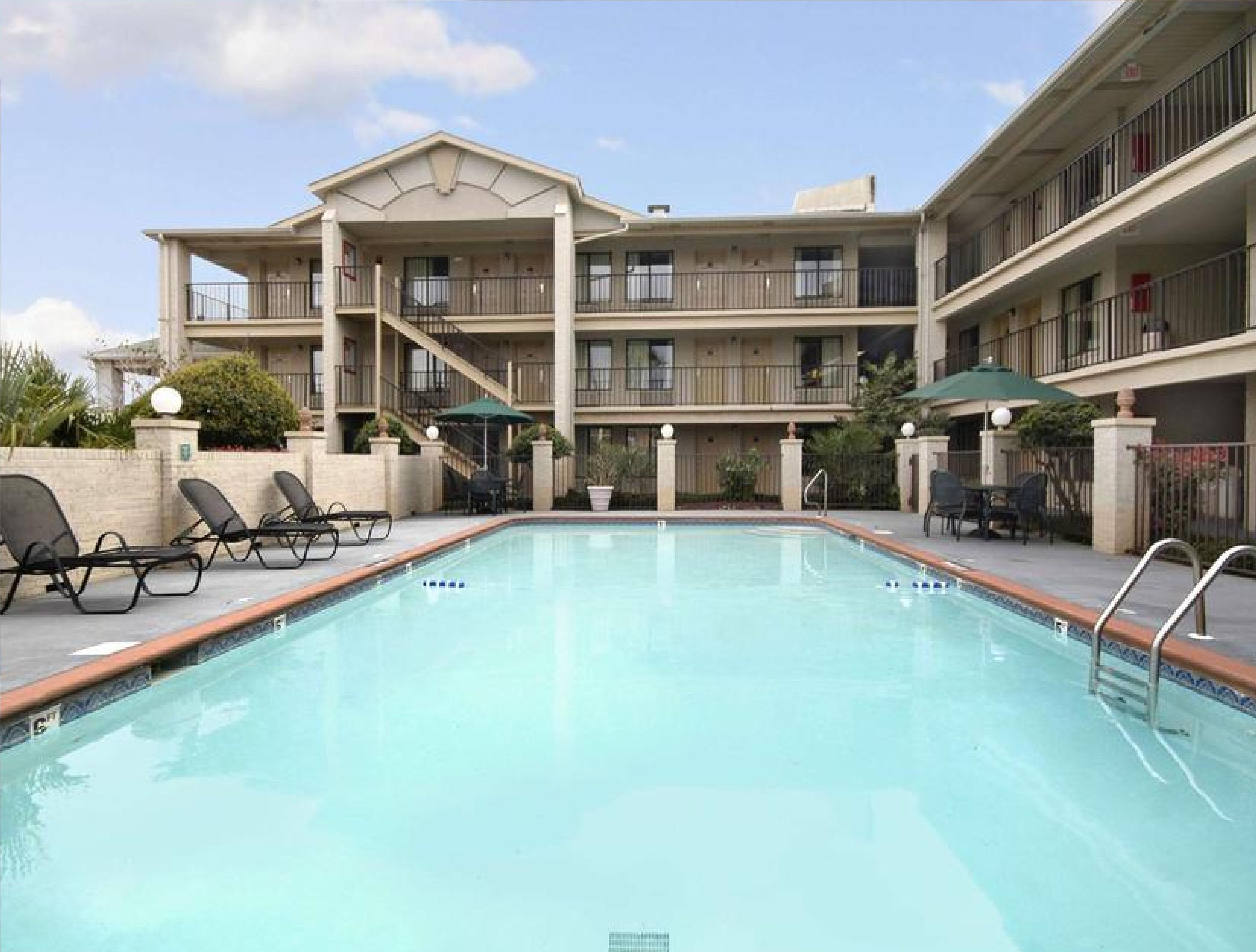 Vista Exterior Days Inn & Suites by Wyndham Mobile