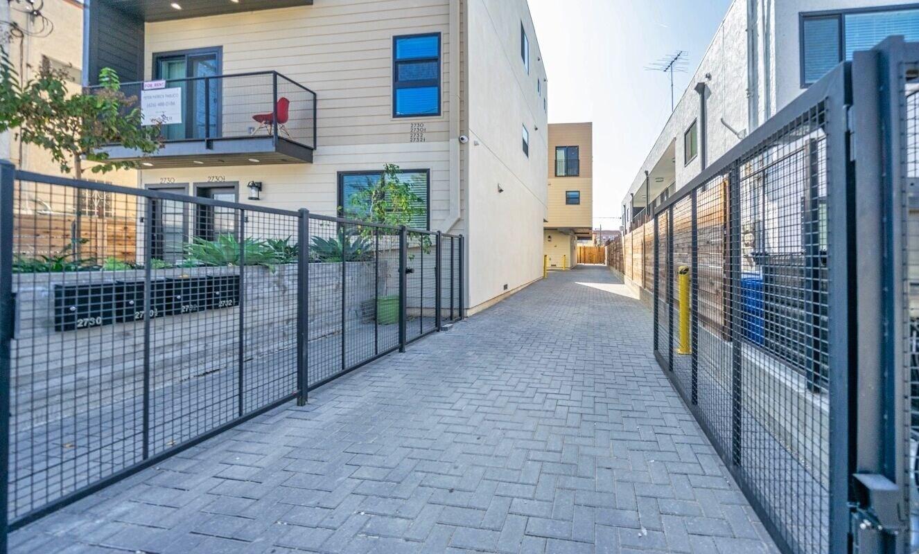 Vista Exterior Downtown LA Stylish Bedrooms