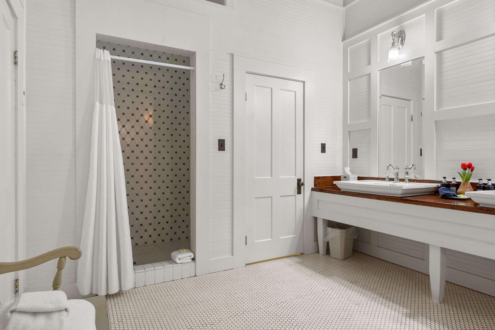 Equipamiento de Habitación Mccloud Mercantile Hotel