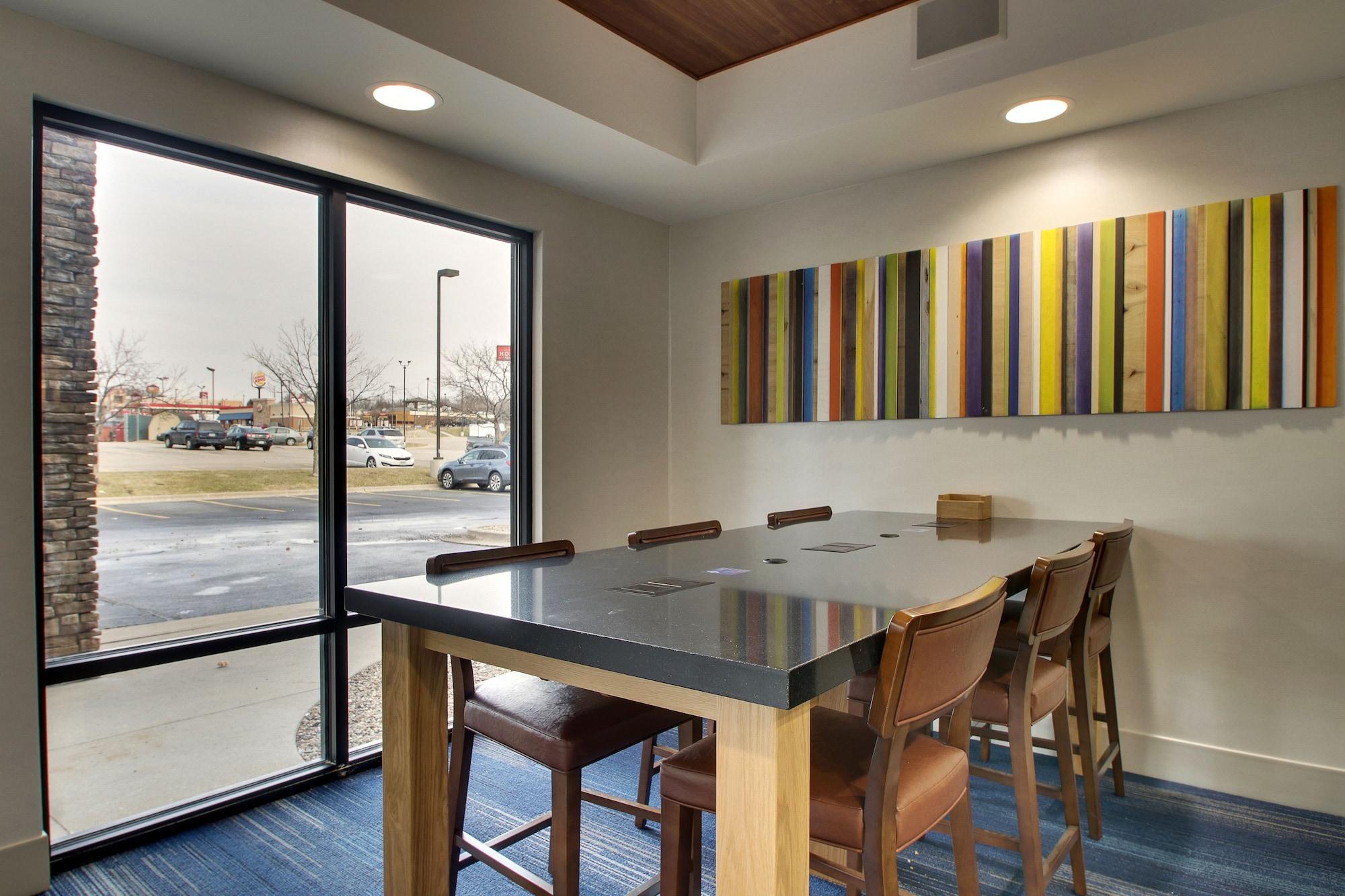 Vista Lobby Holiday Inn Express & Suites - Interstate 380 at 33rd Avenue by IHG