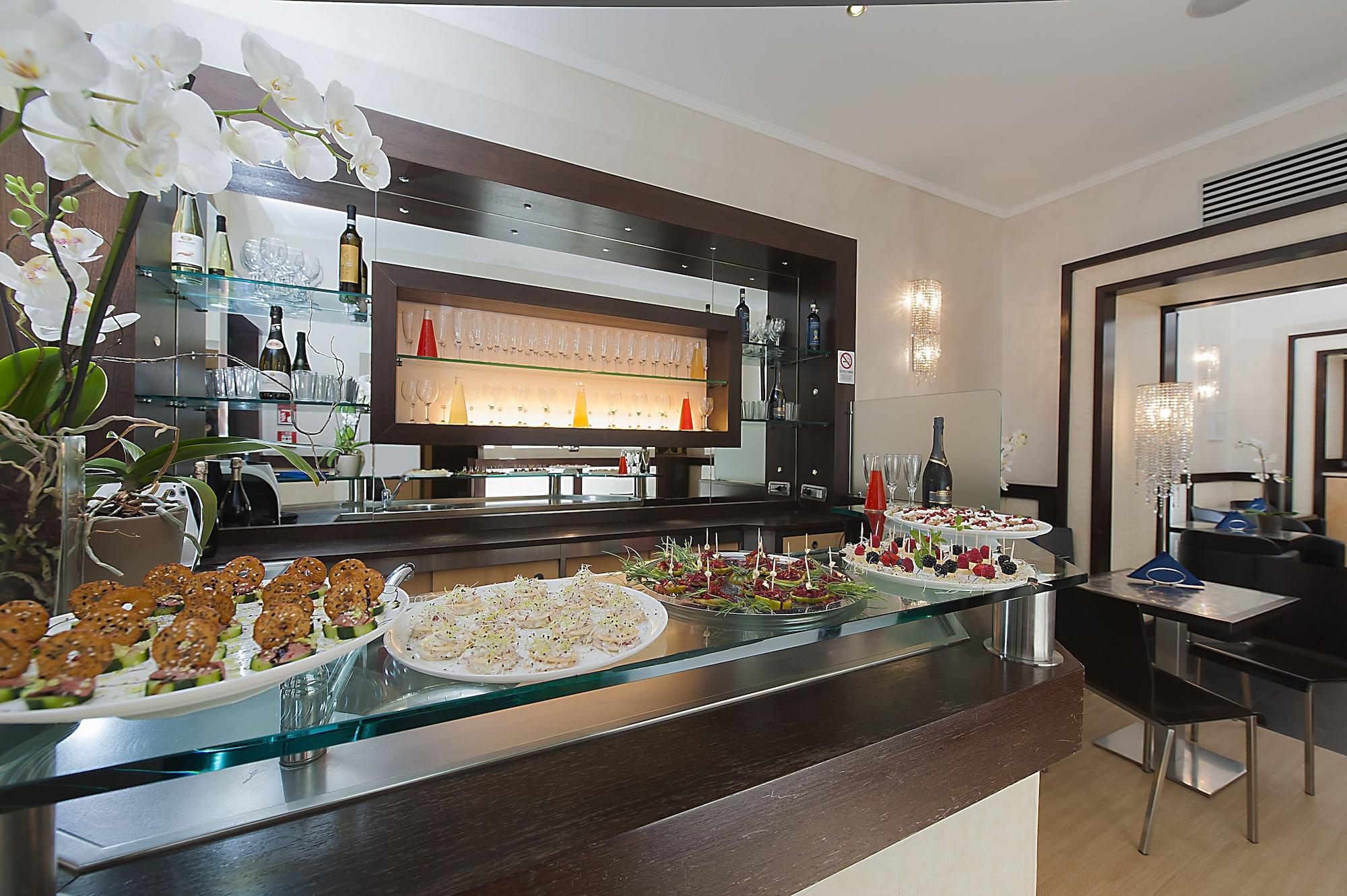 Bar/lounge Yes Hotel