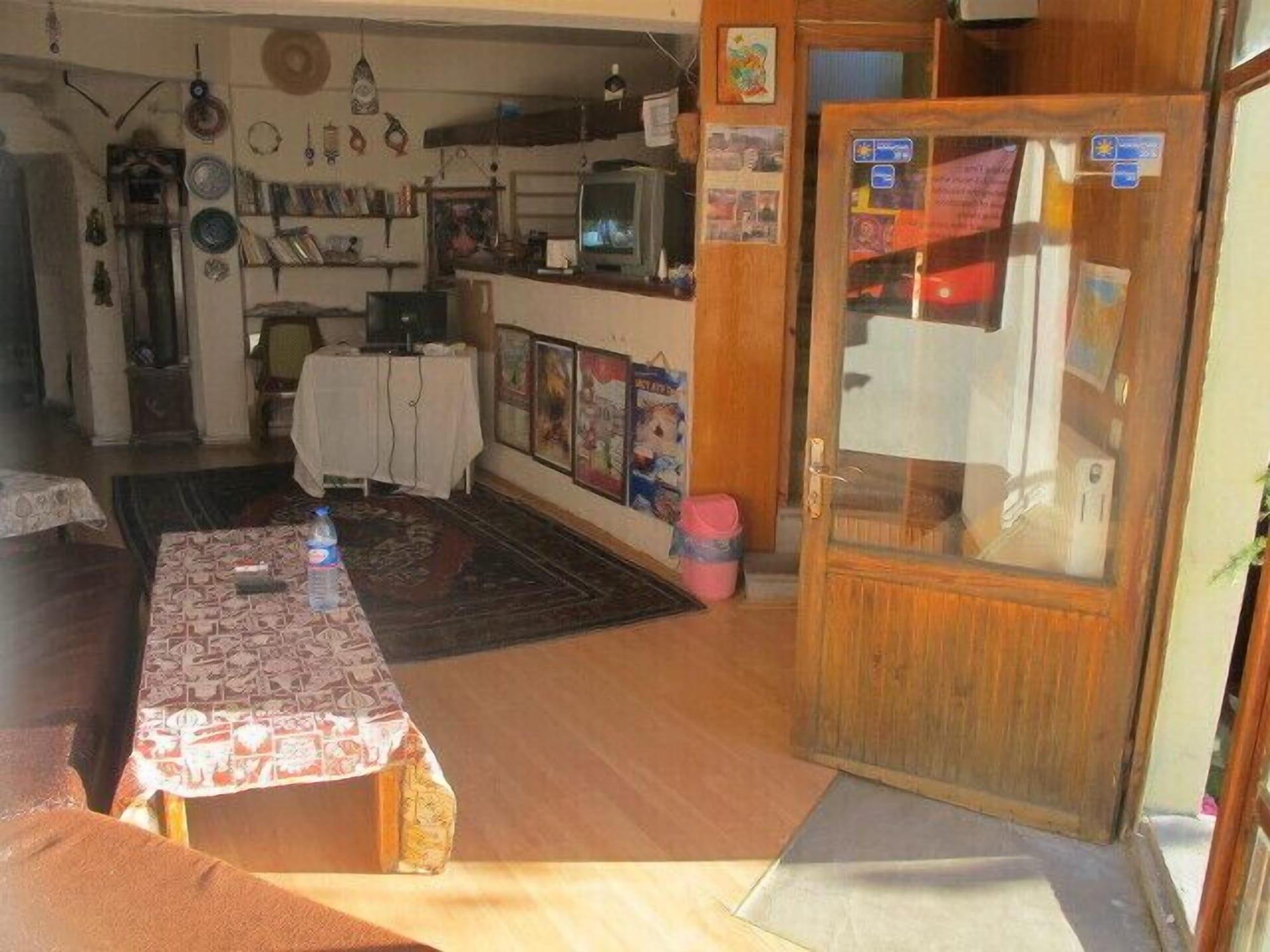 Vista Lobby Ishtar Cave Pension