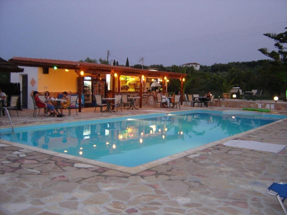 Vista Piscina Pansion Tonia