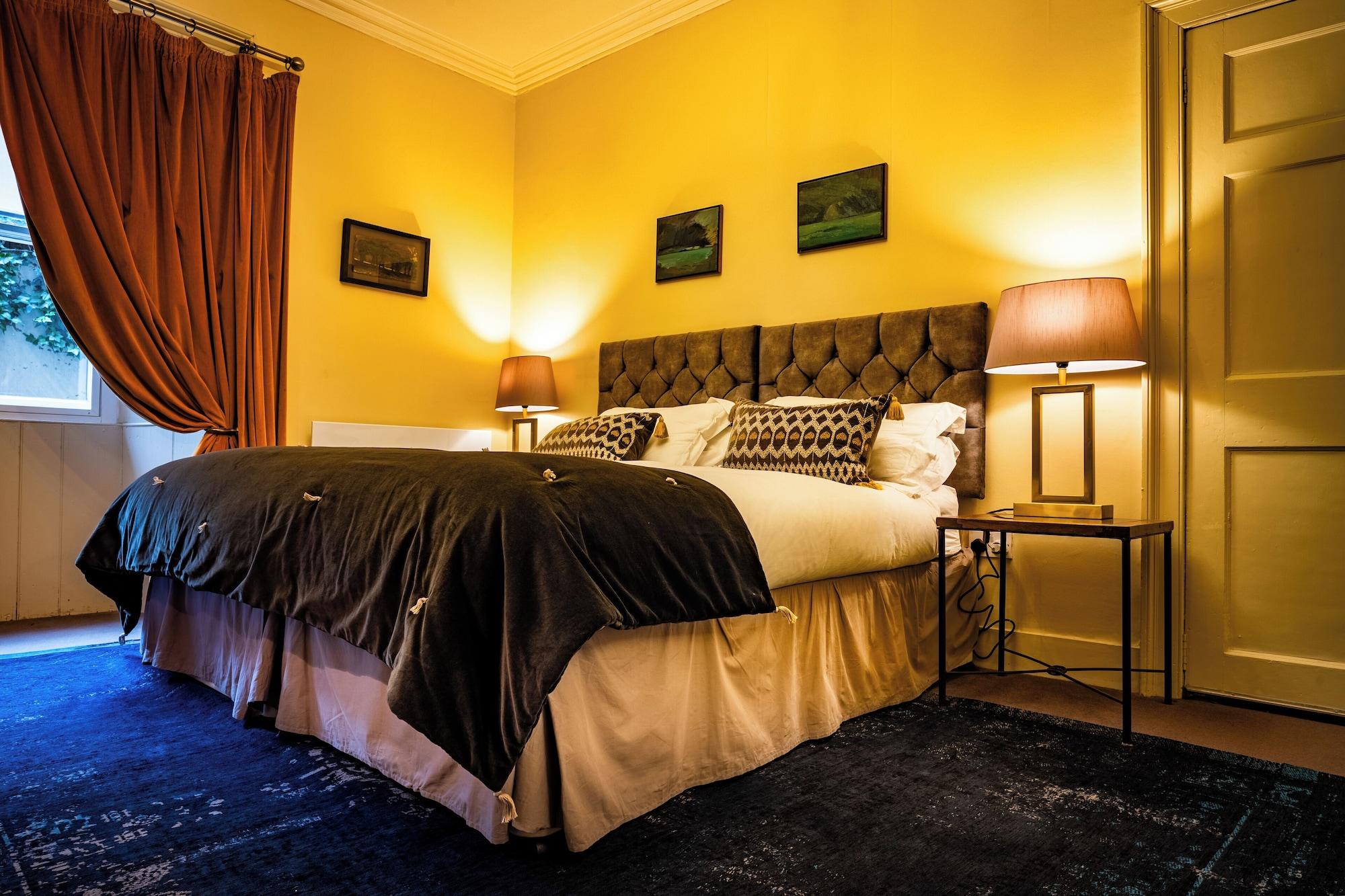 Varios Six Brunton Place