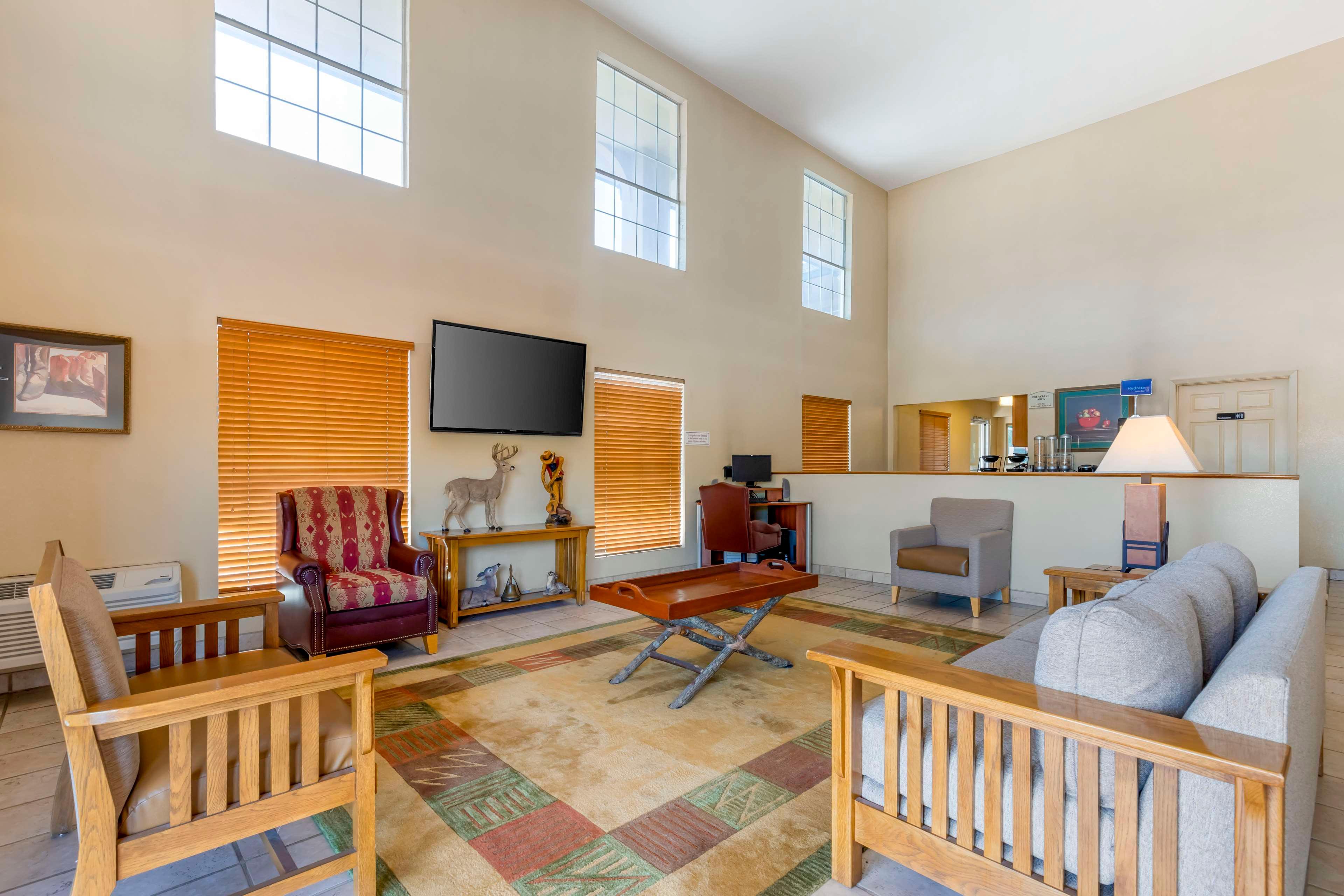 Vista Lobby Best Western Executive Inn