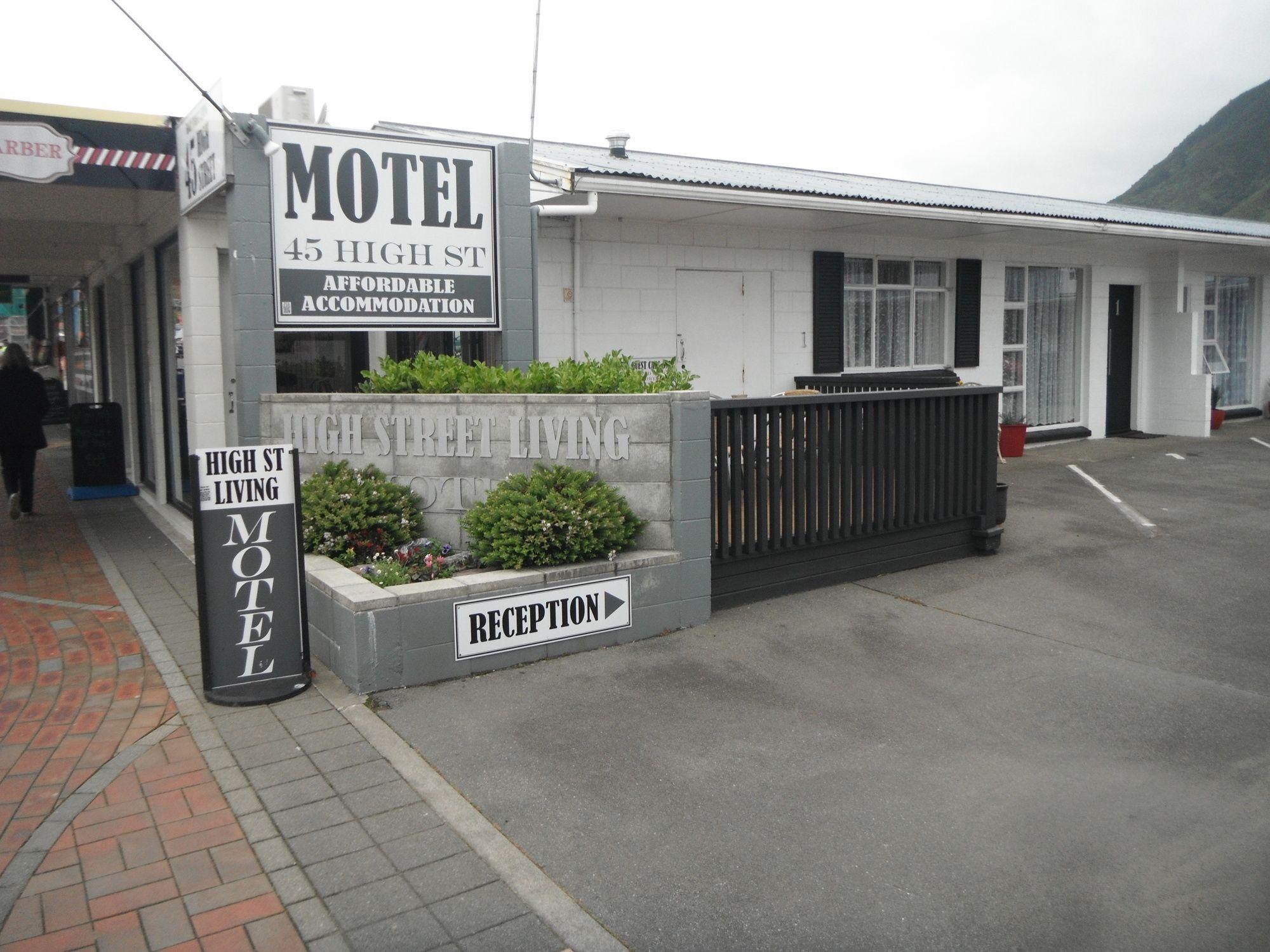 Vista Exterior High Street Living Motel