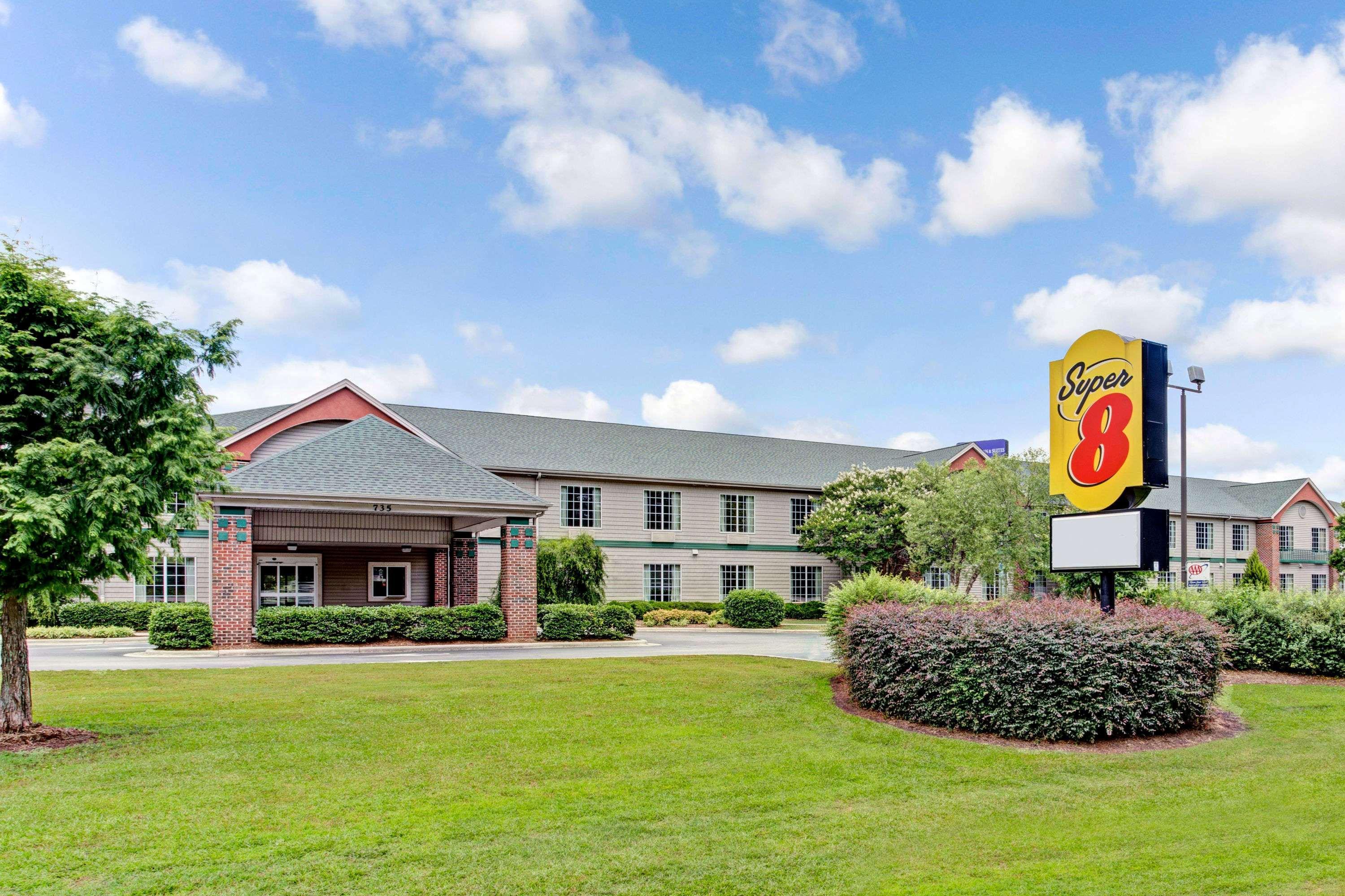Vista Exterior Super 8 by Wyndham Smithfield/Selma