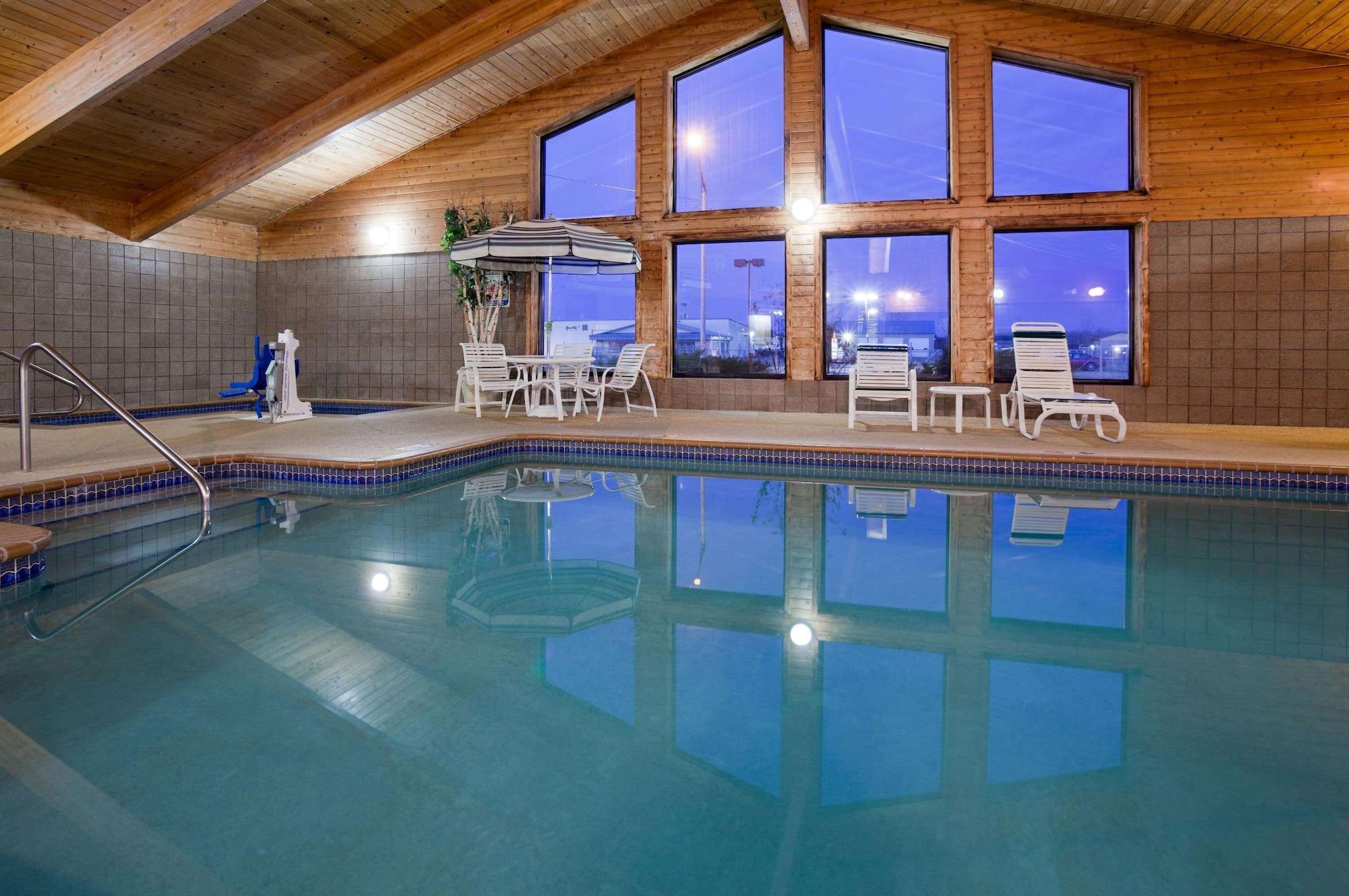 Vista Piscina AmericInn by Wyndham Little Falls