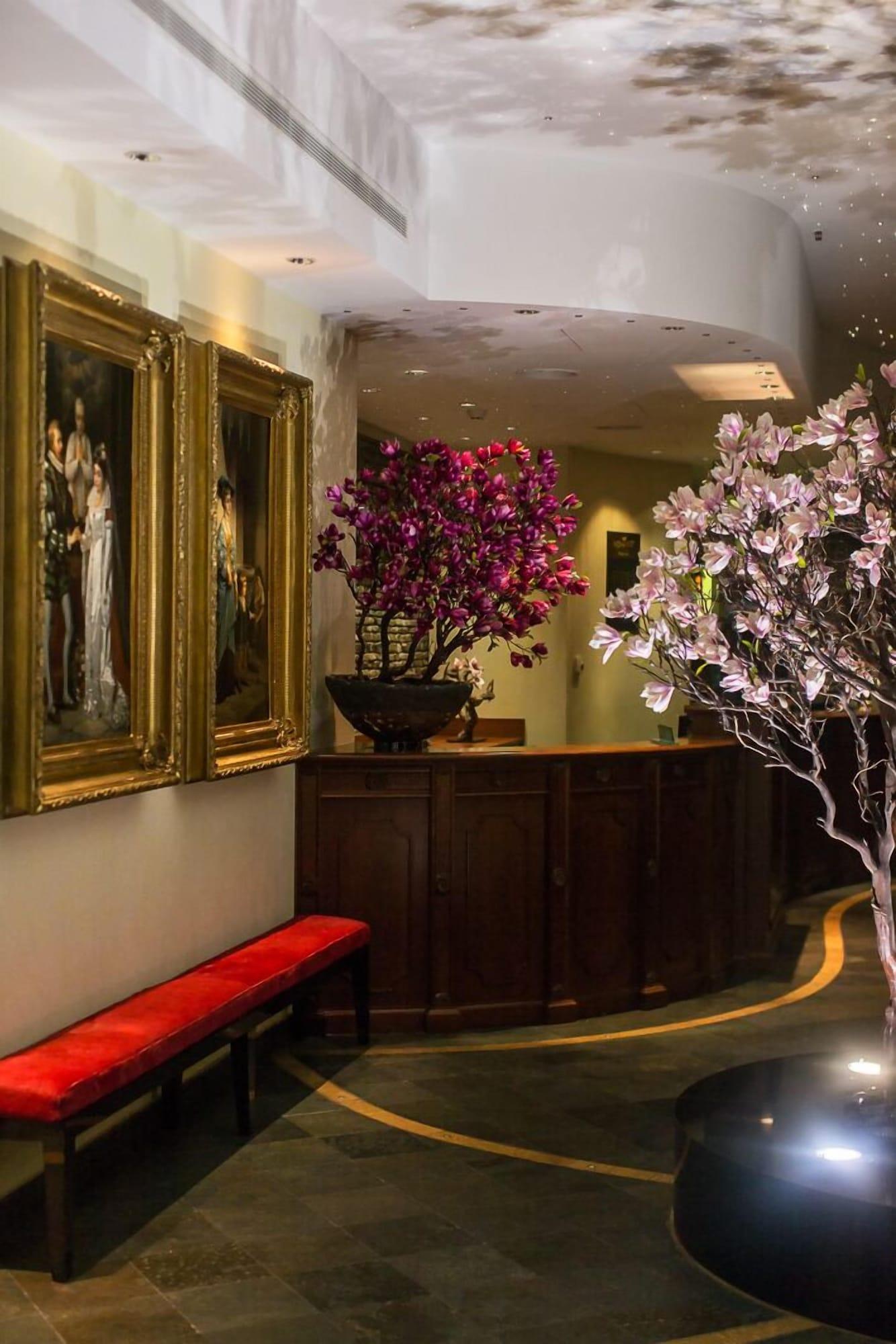 Vista Lobby Lux Garden Hotel