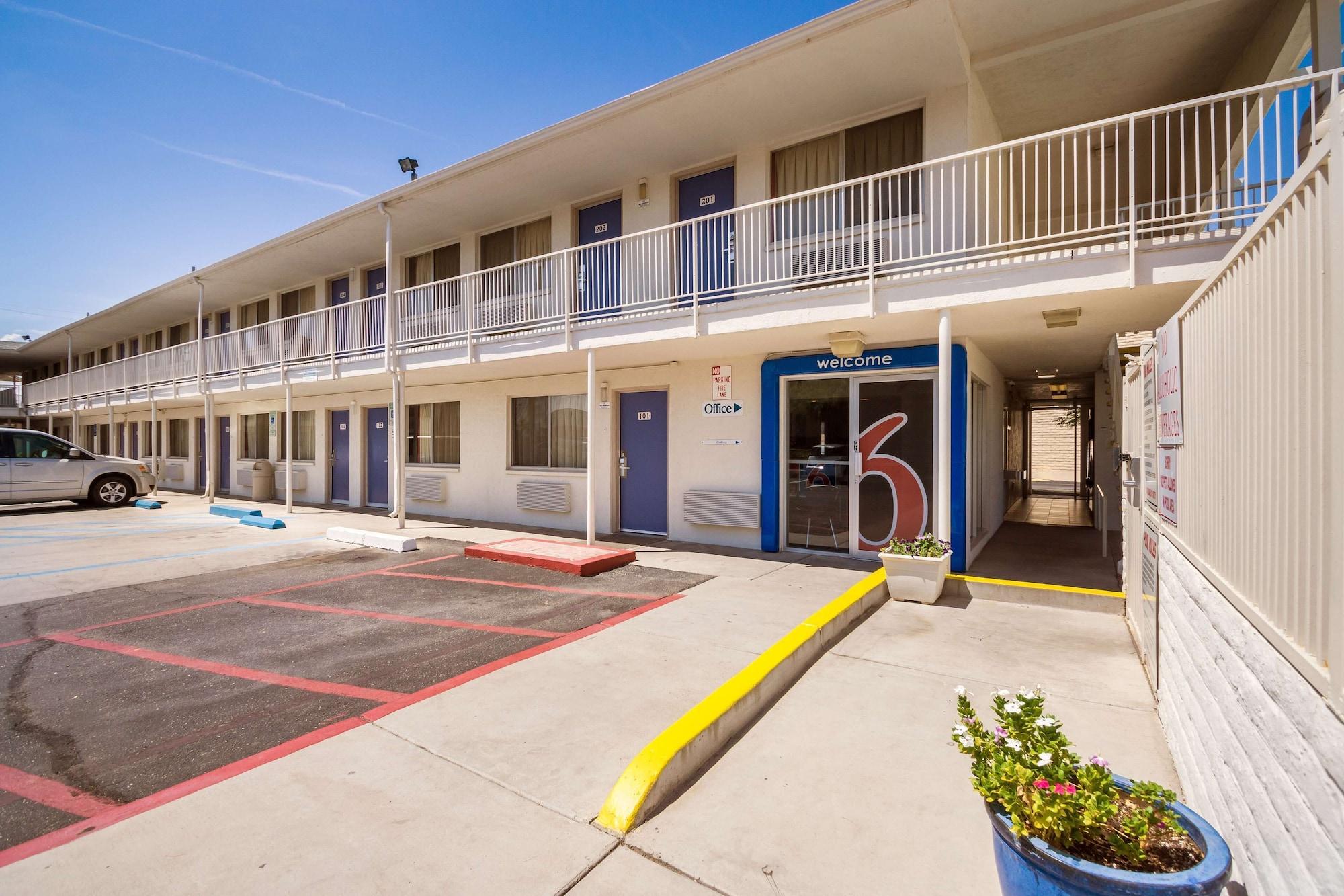 Vista Exterior Motel 6 Youngtown, AZ - Phoenix - Sun City